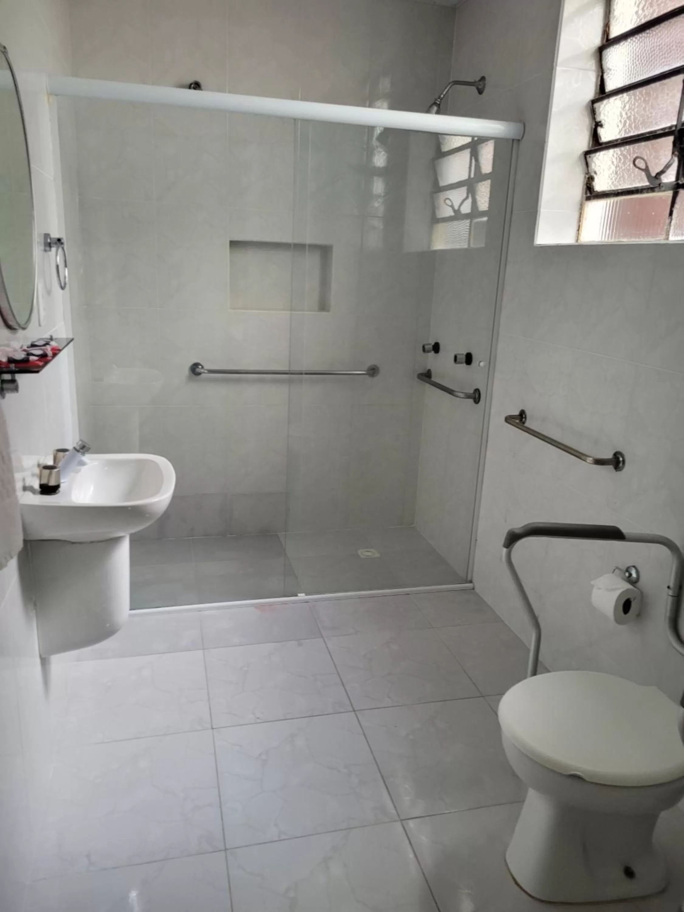 Shower in Hotel Estação Express