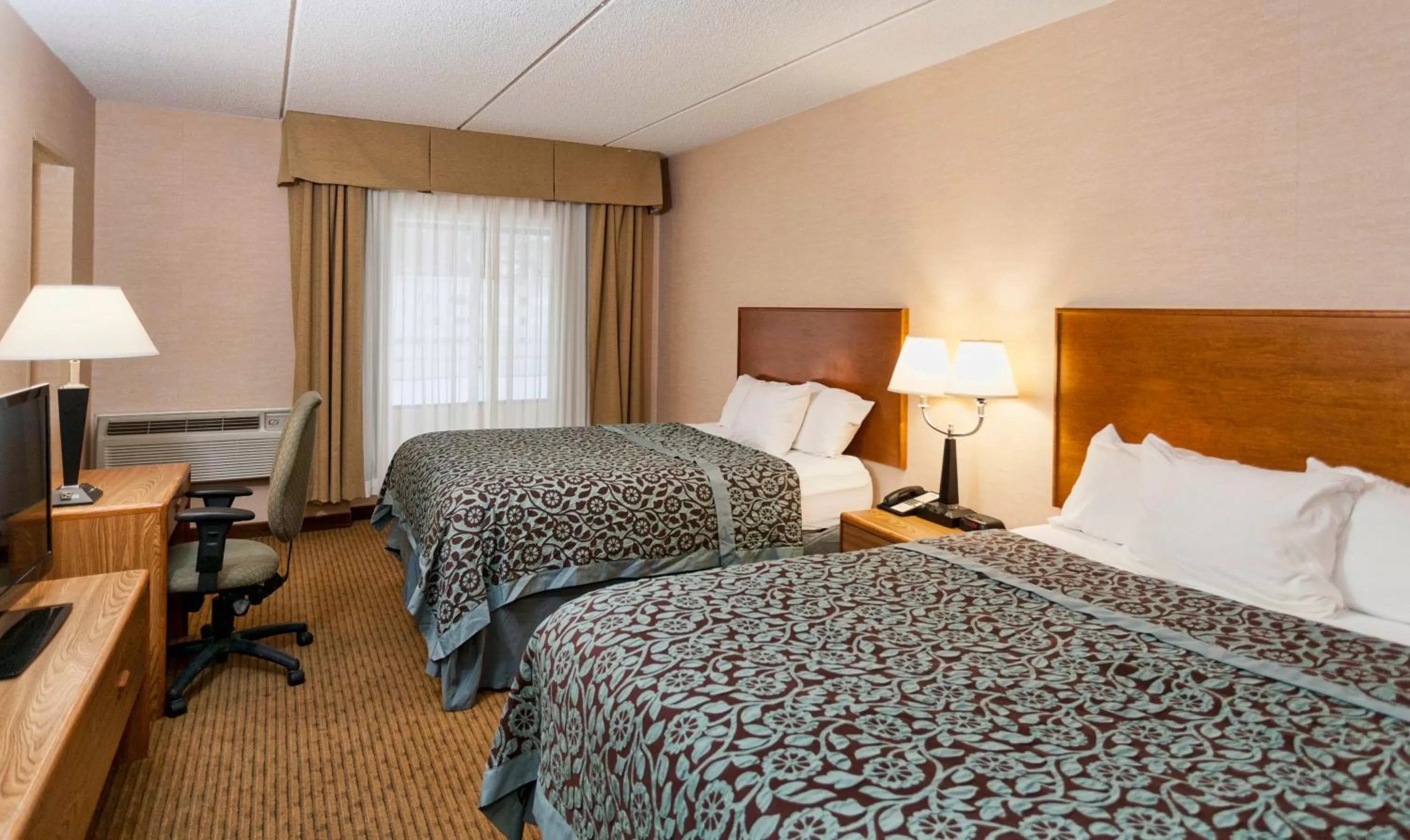 Photo of the whole room, Bed in Days Inn by Wyndham Duluth Lakewalk