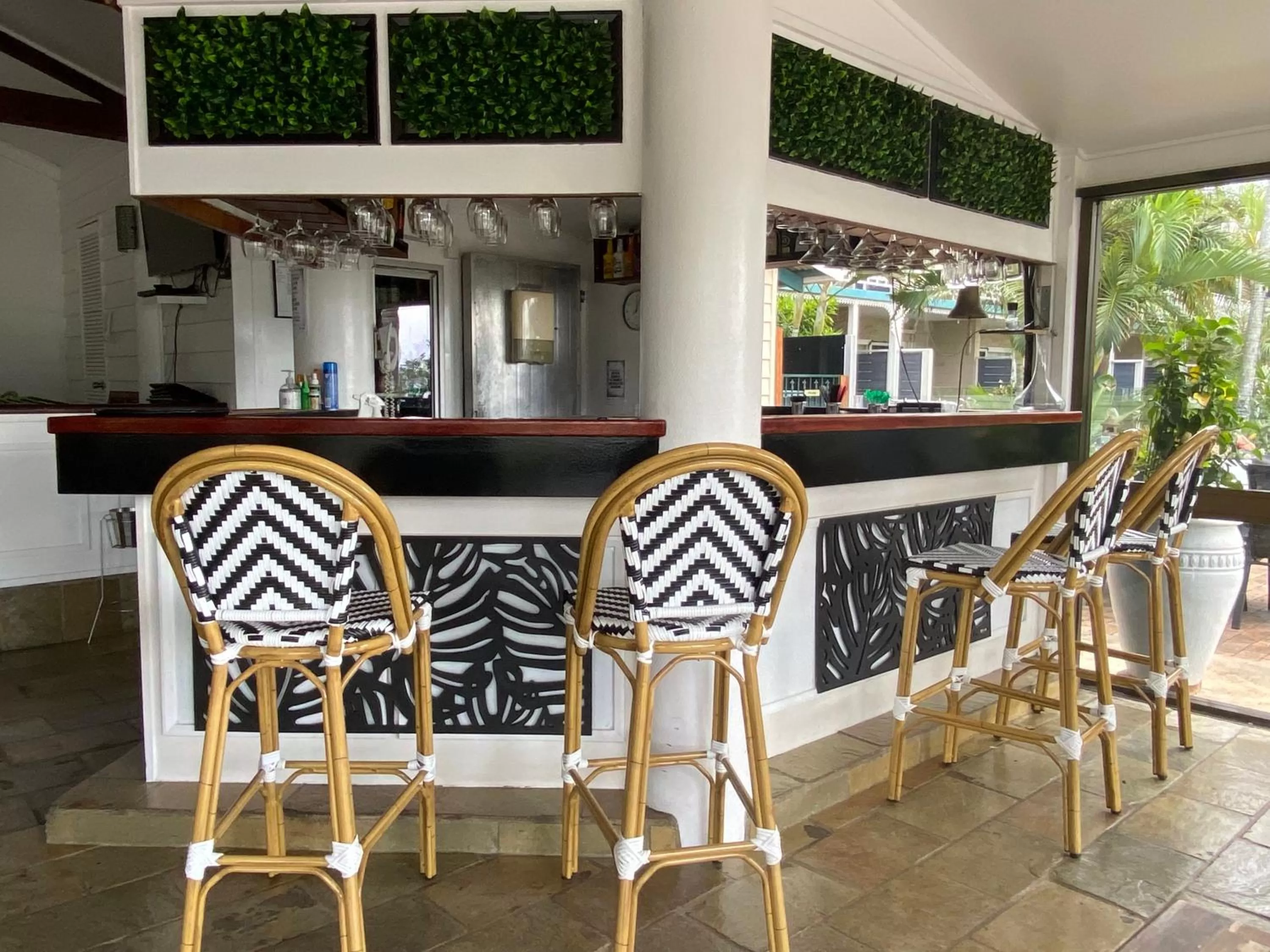 Restaurant/places to eat in Colonial Palms Motor Inn