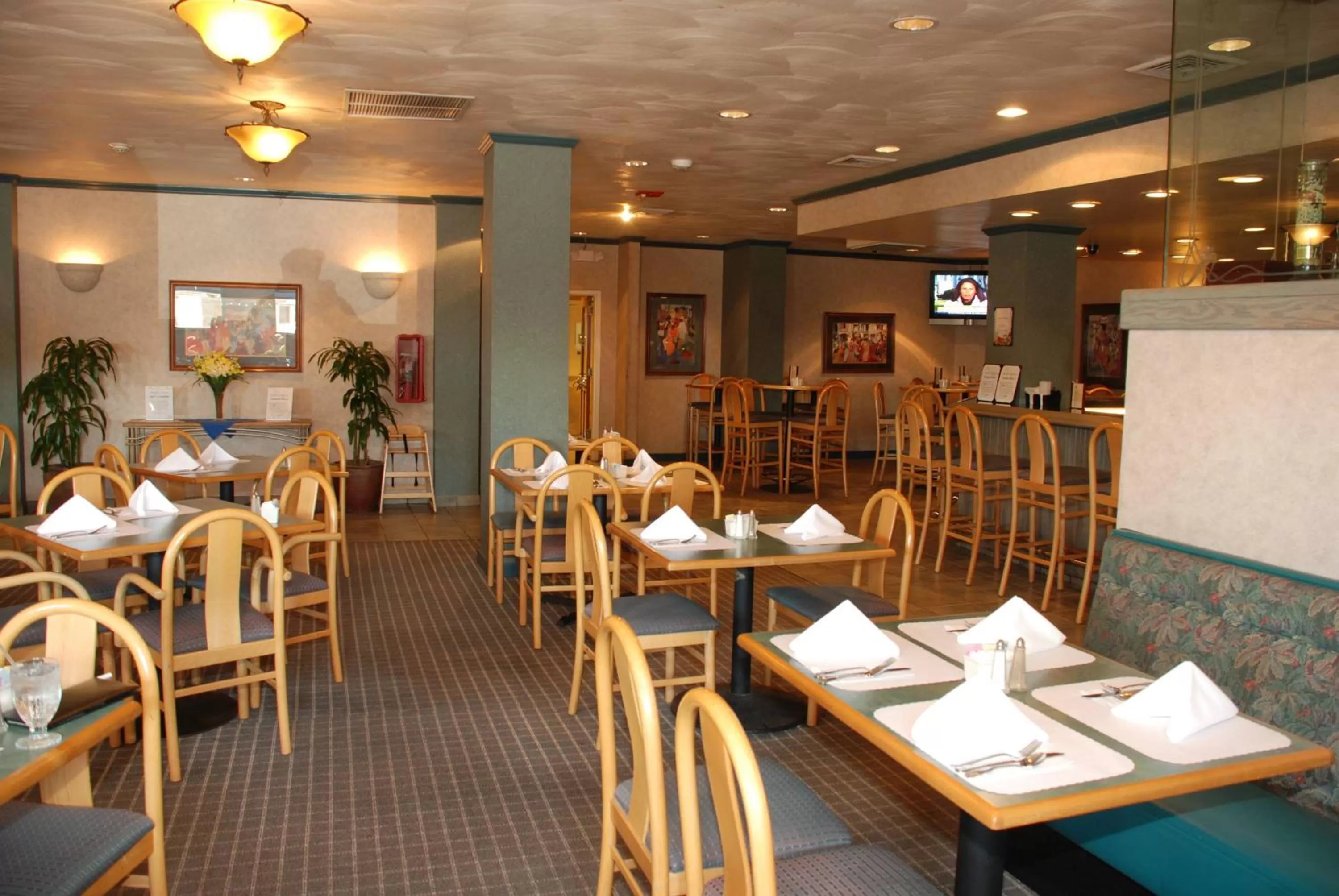 Restaurant/places to eat in Oakland Airport Executive Hotel