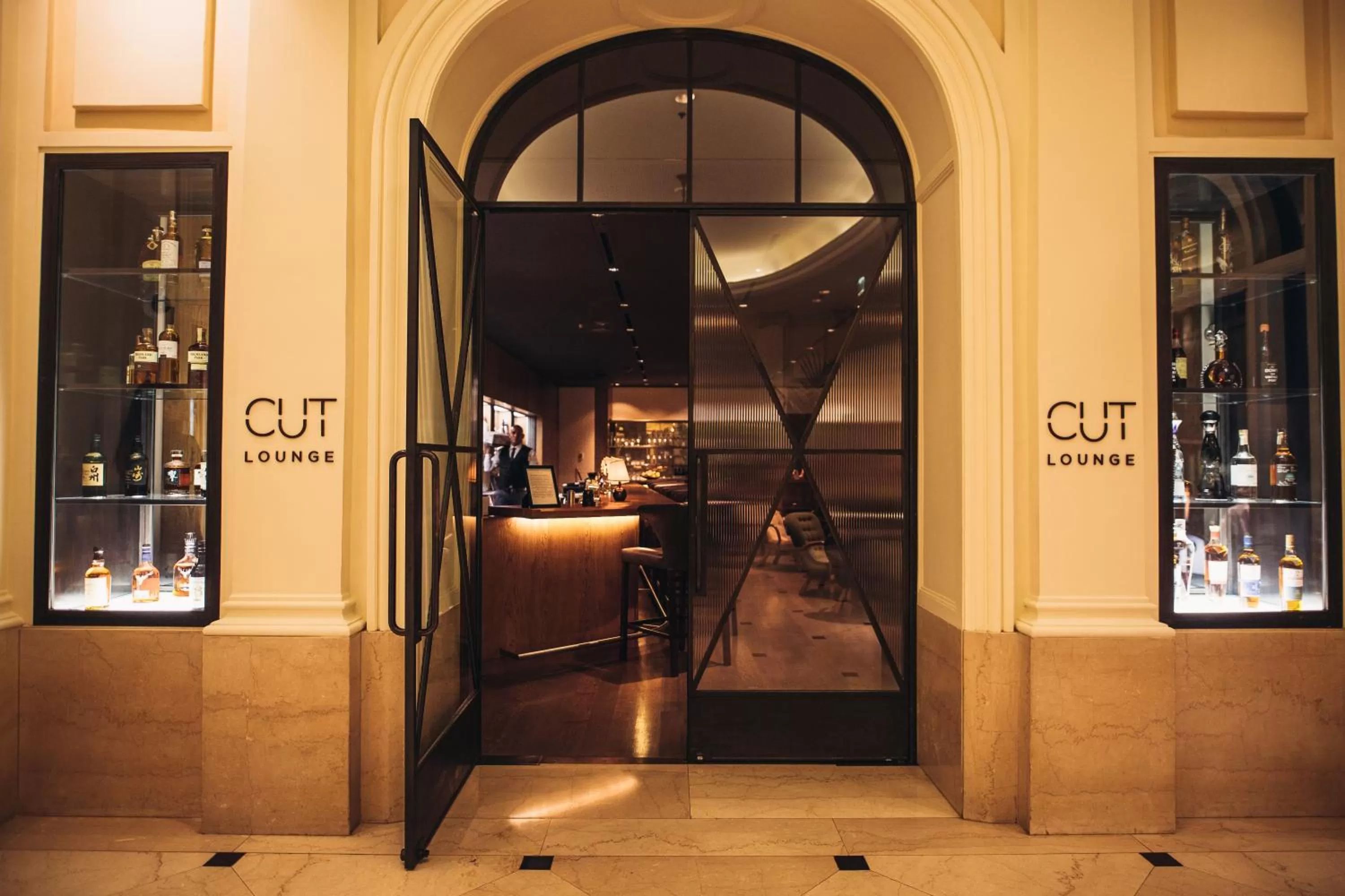 Lounge or bar in Beverly Wilshire, A Four Seasons Hotel