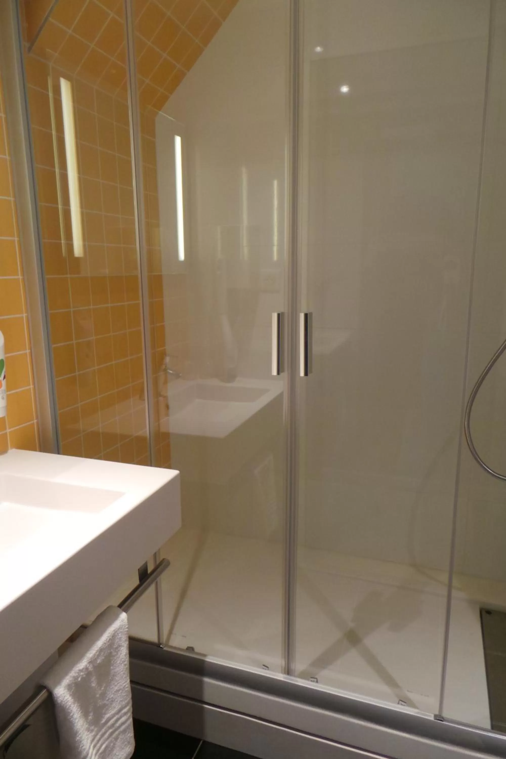 Shower in ibis Styles Deauville Centre