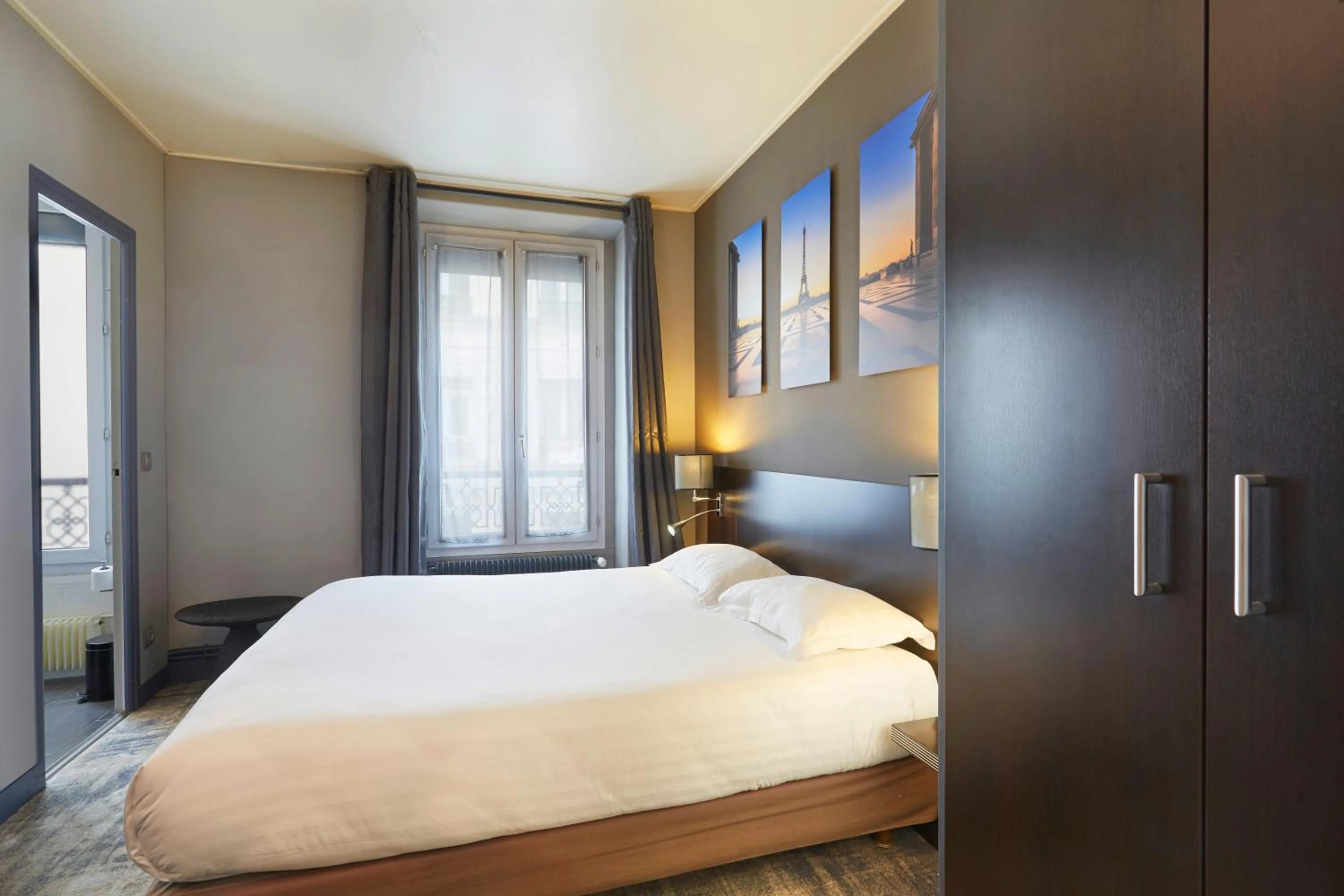 Bedroom, Bed in Logis hôtel Jardin de Villiers