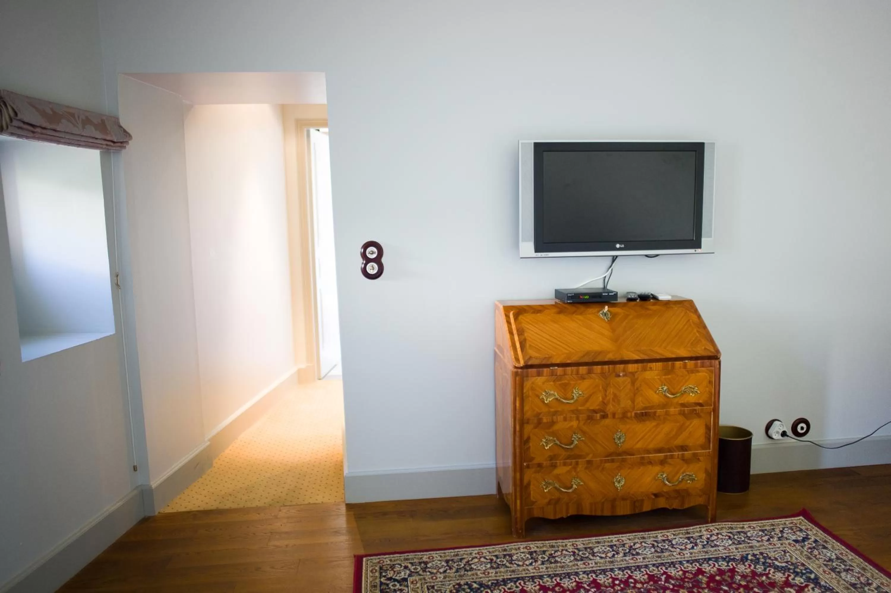 Bedroom, TV/Entertainment Center in Hostellerie du Coq d'Or