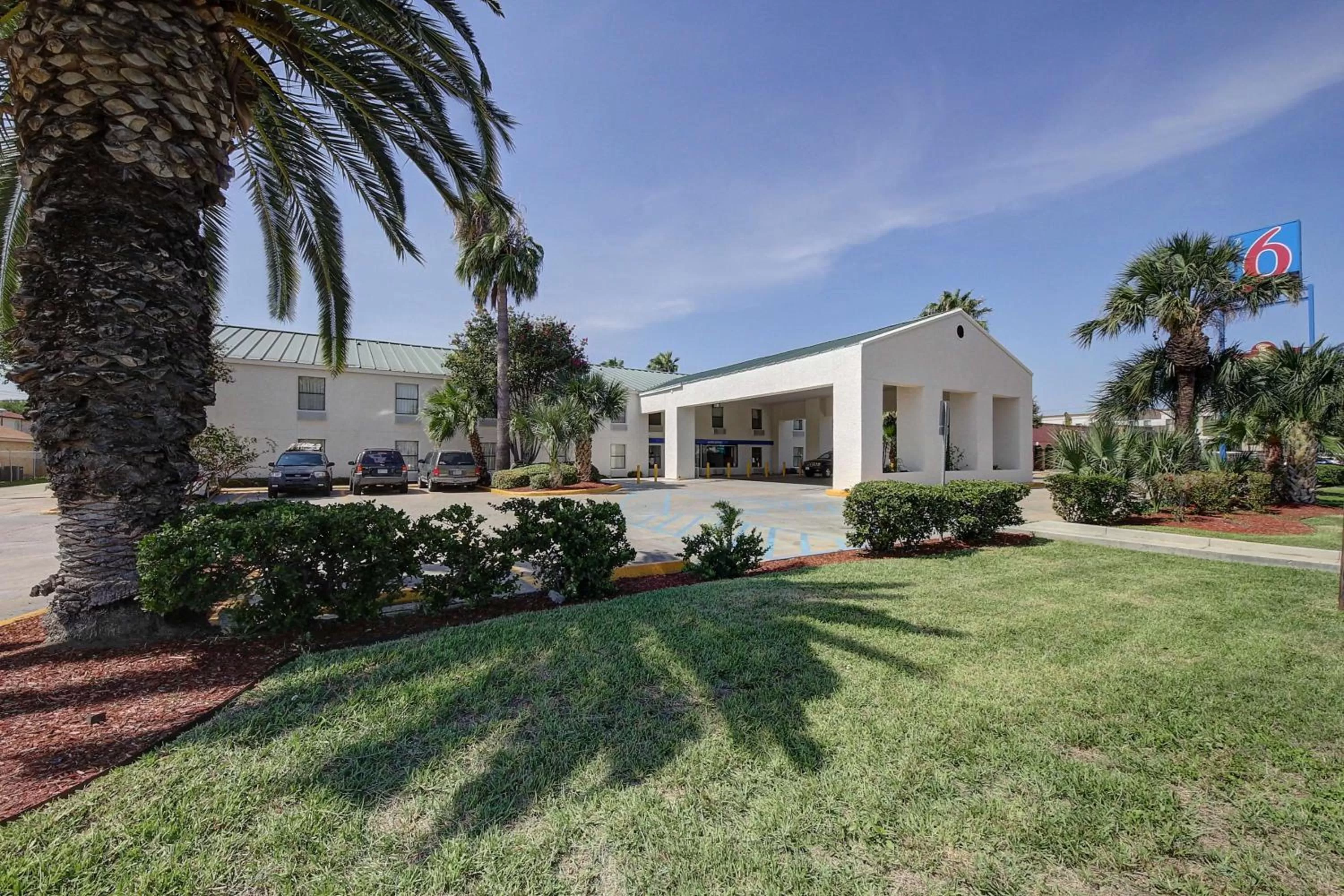 Property building in Motel 6-Laredo, TX - North I-35