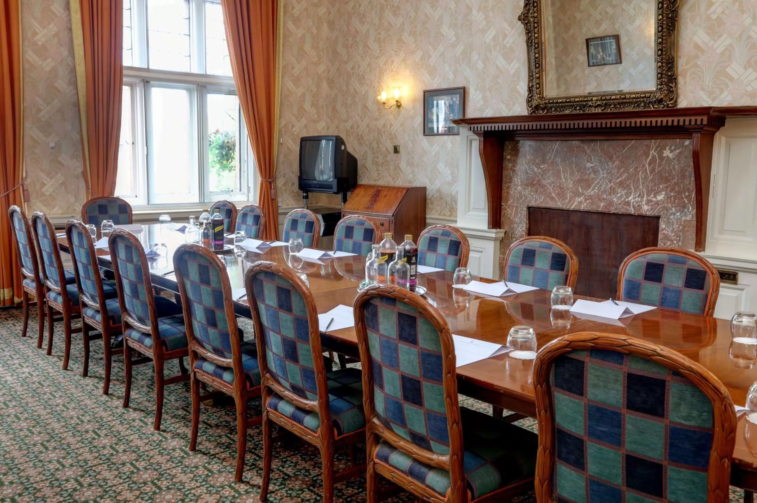 Restaurant/places to eat in Crown & Mitre Hotel