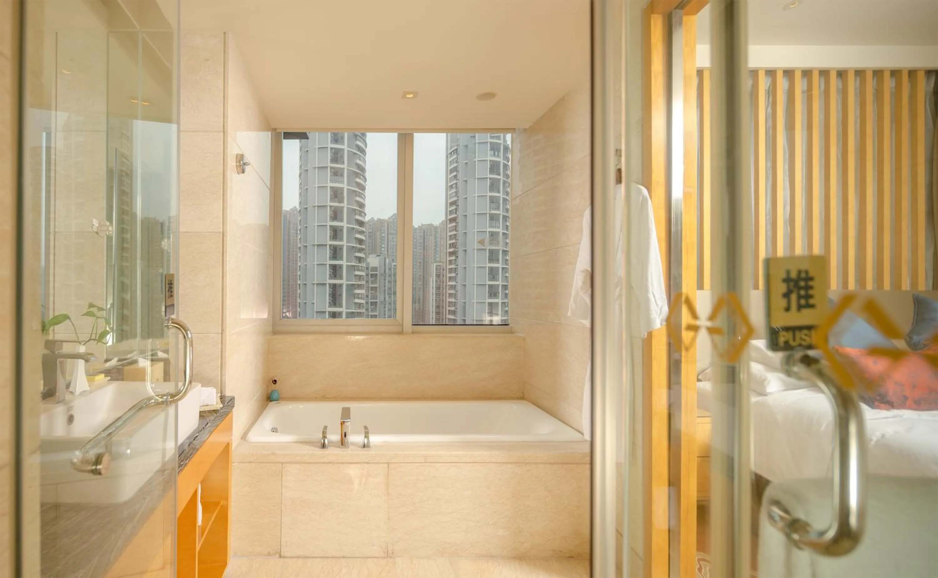 Bathroom, Bed in Felton Grand Hotel Chengdu