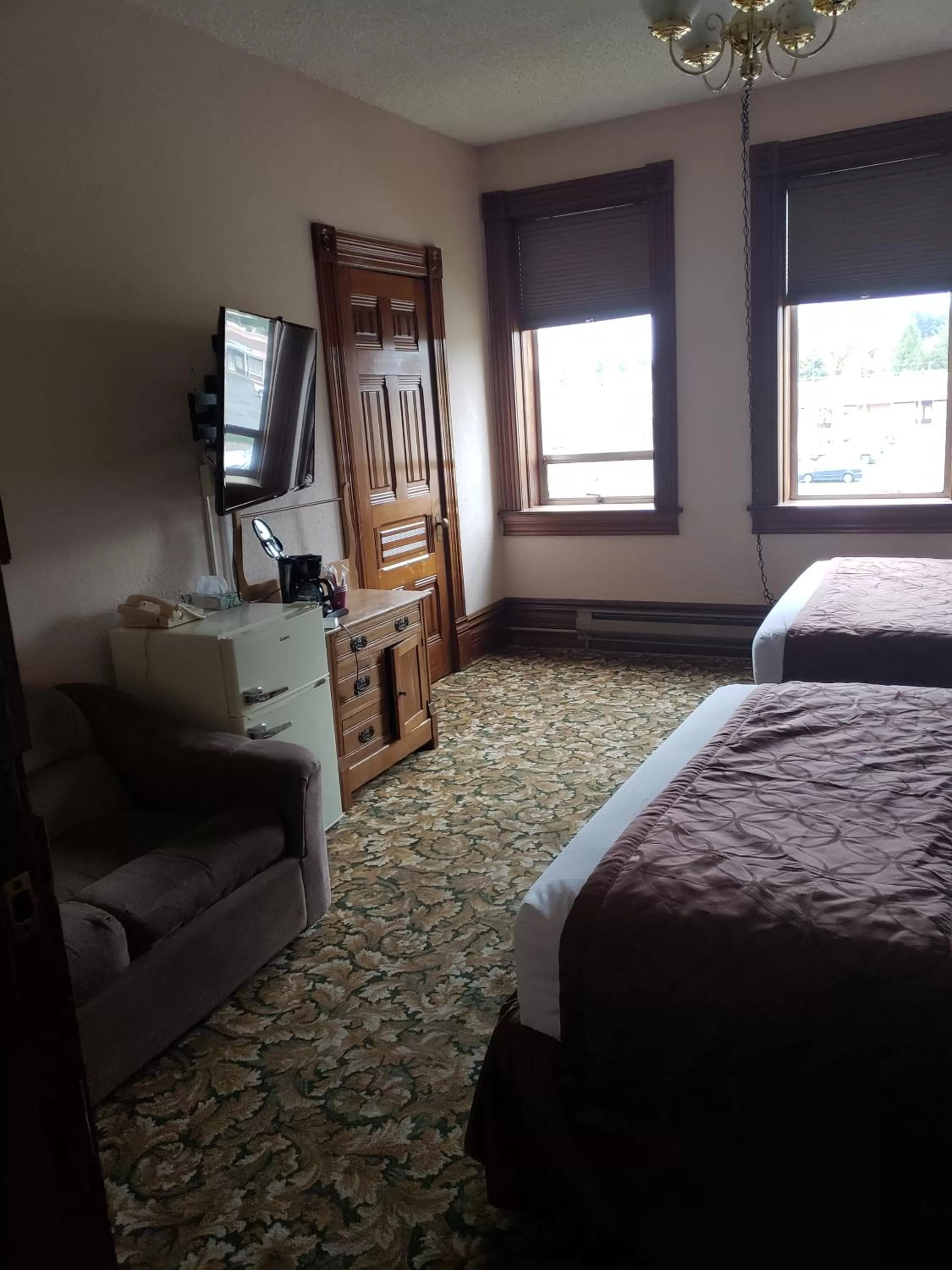 Photo of the whole room, Bed in Manresa Castle