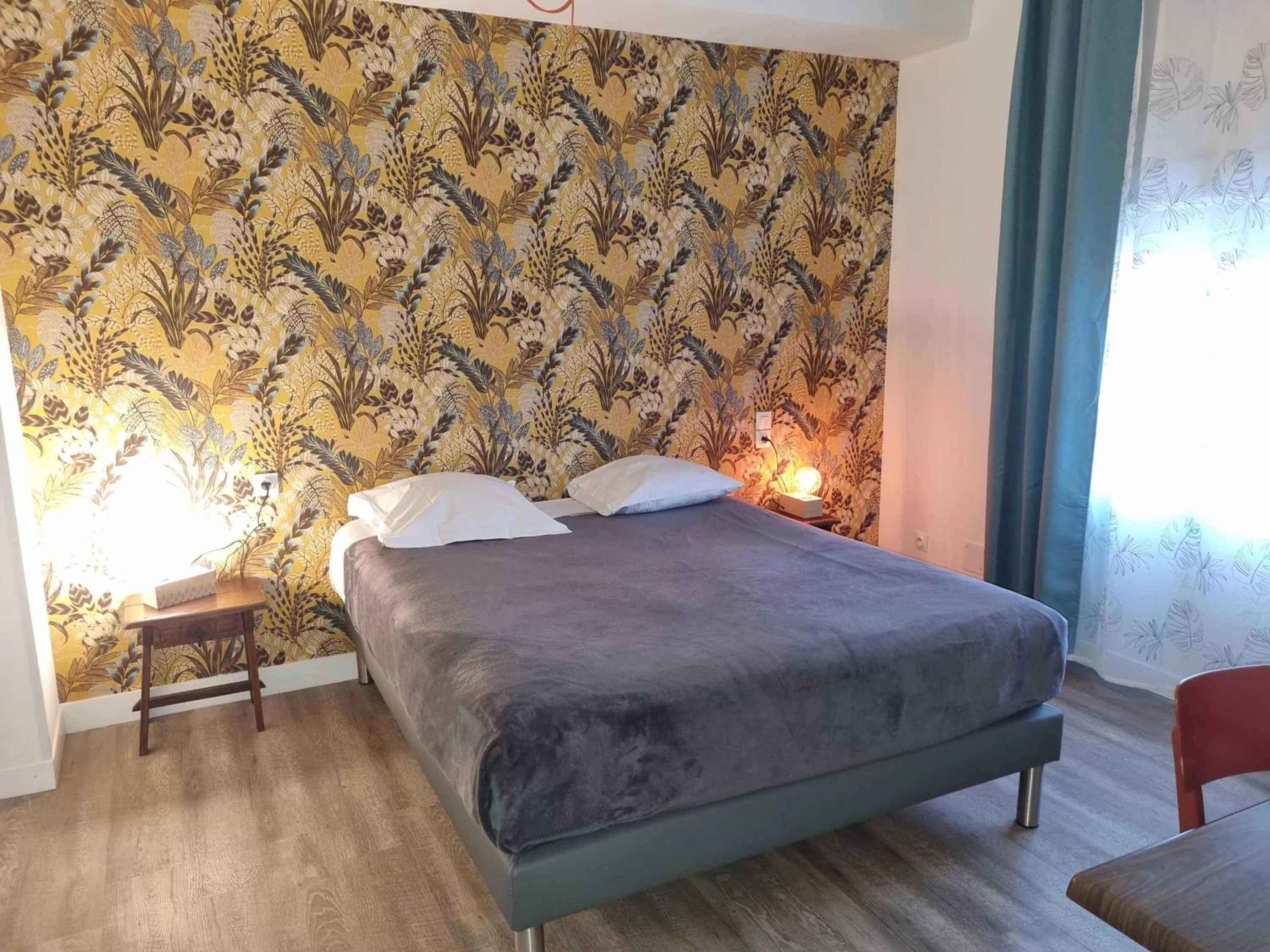 Bed in Hotel Café de la Gare