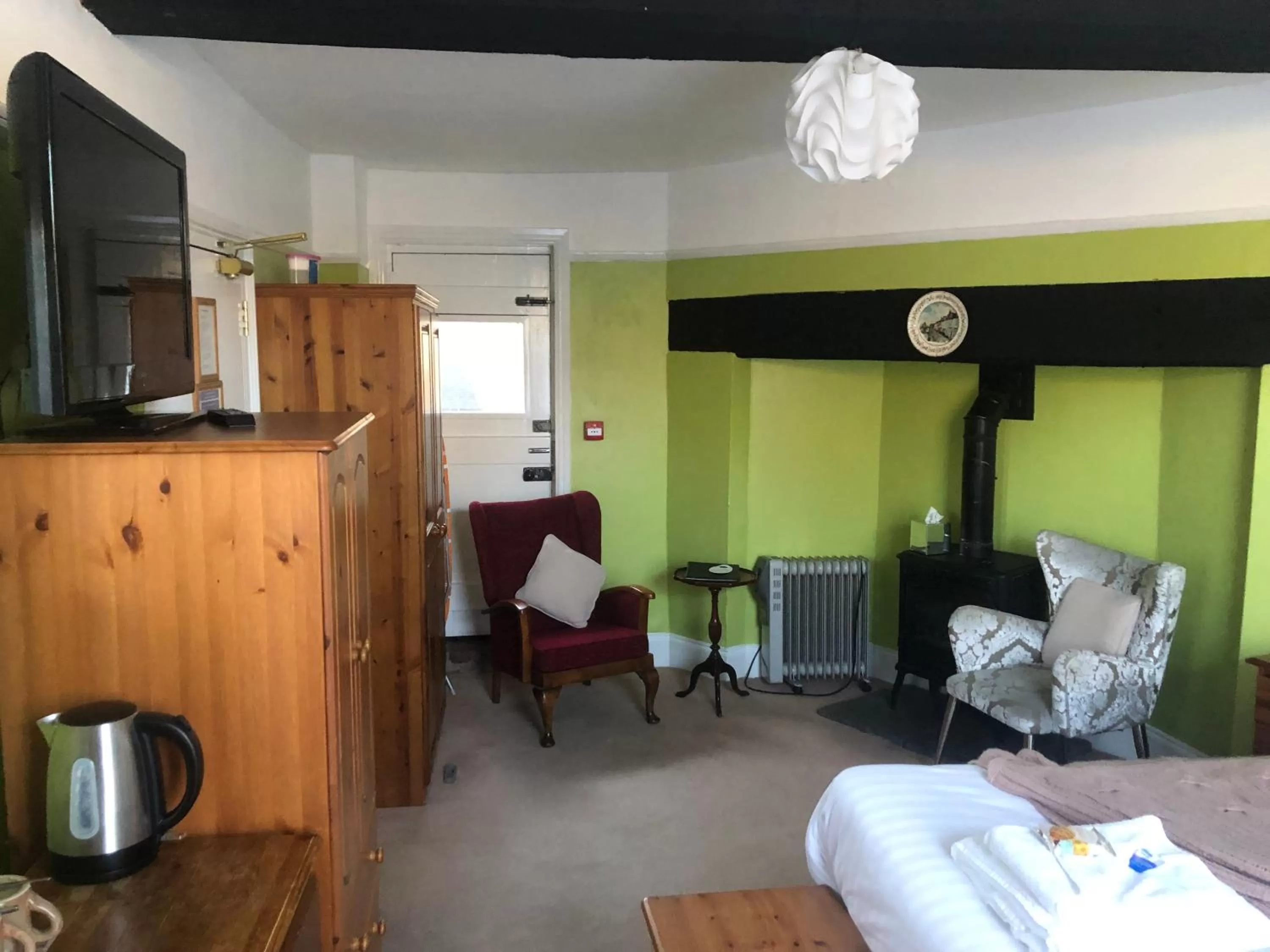 Seating area, Bed in The Mug House Inn