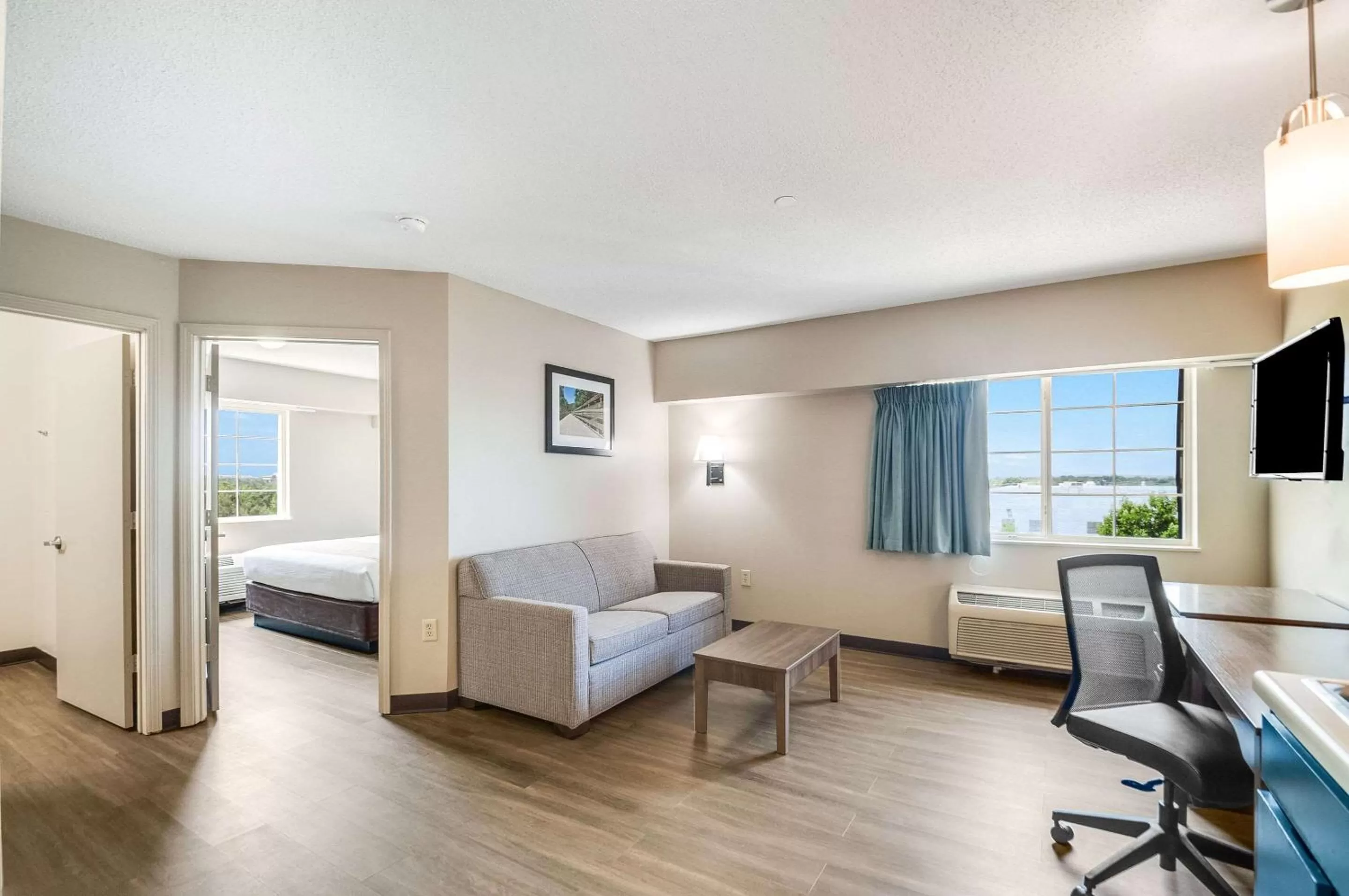 TV and multimedia, Bed in Suburban Studios Sterling - Washington Dulles