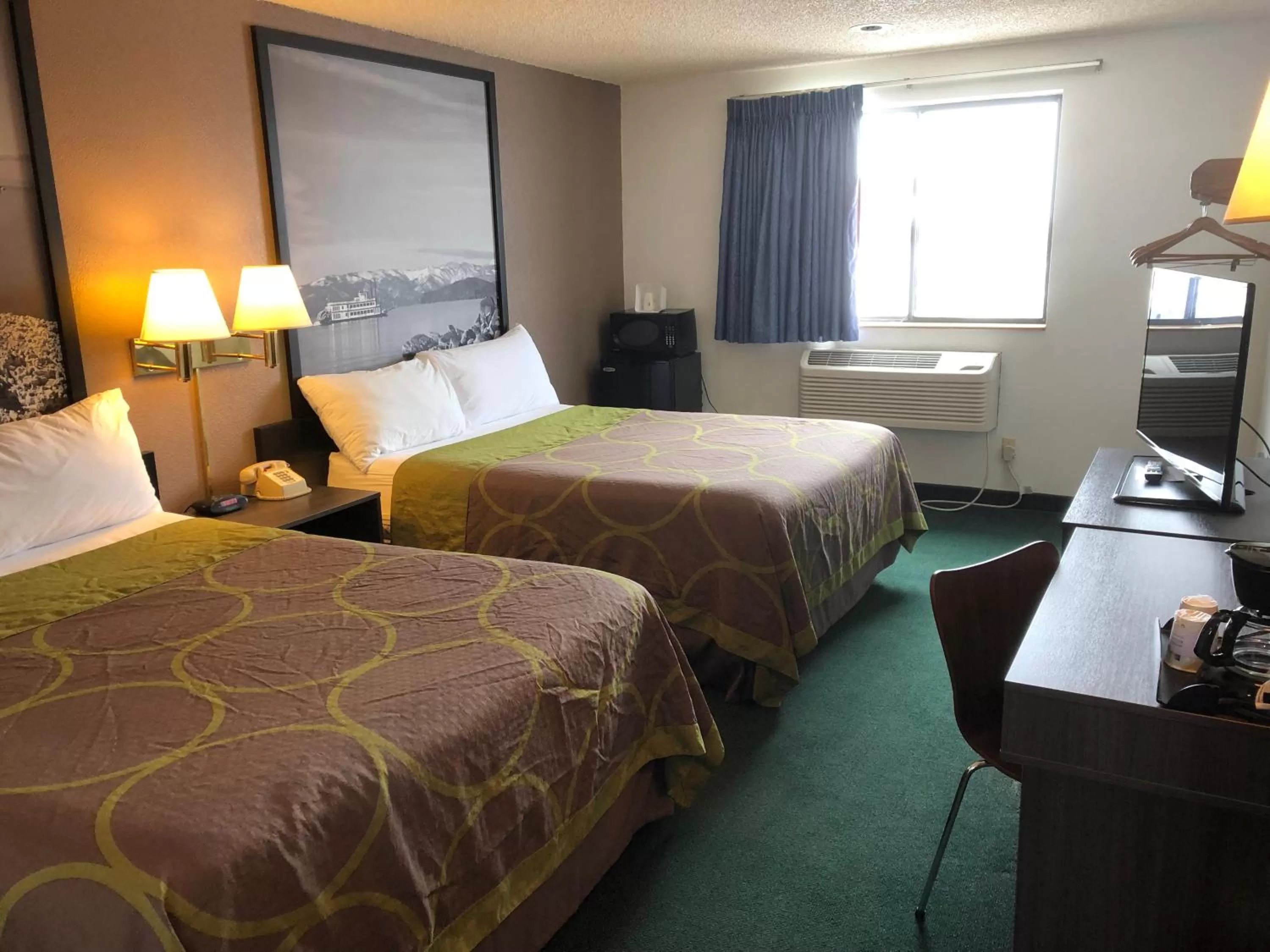 Photo of the whole room, Bed in Super 8 by Wyndham Winnemucca NV