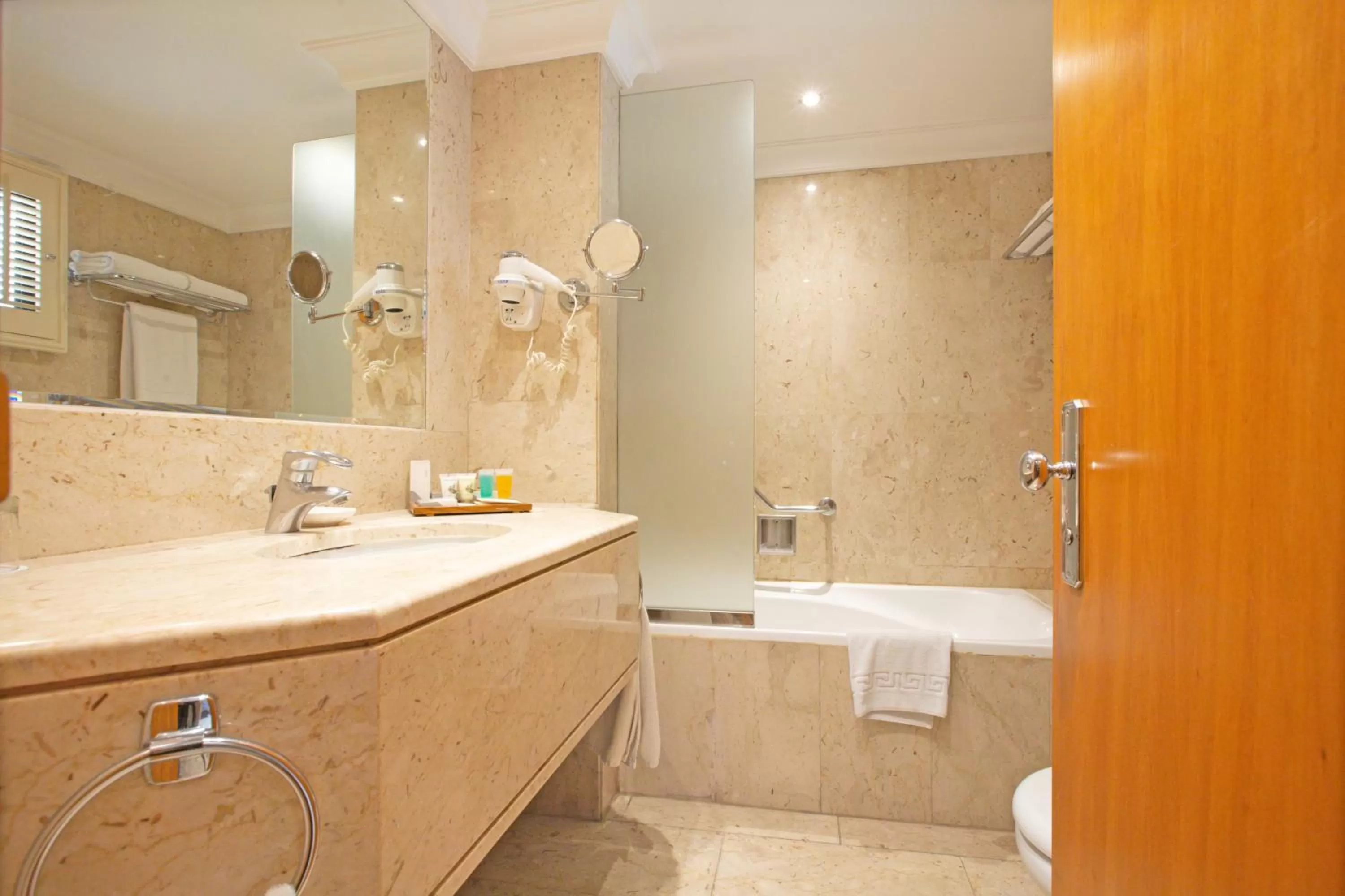 Shower in Dubai Marine Beach Resort & Spa