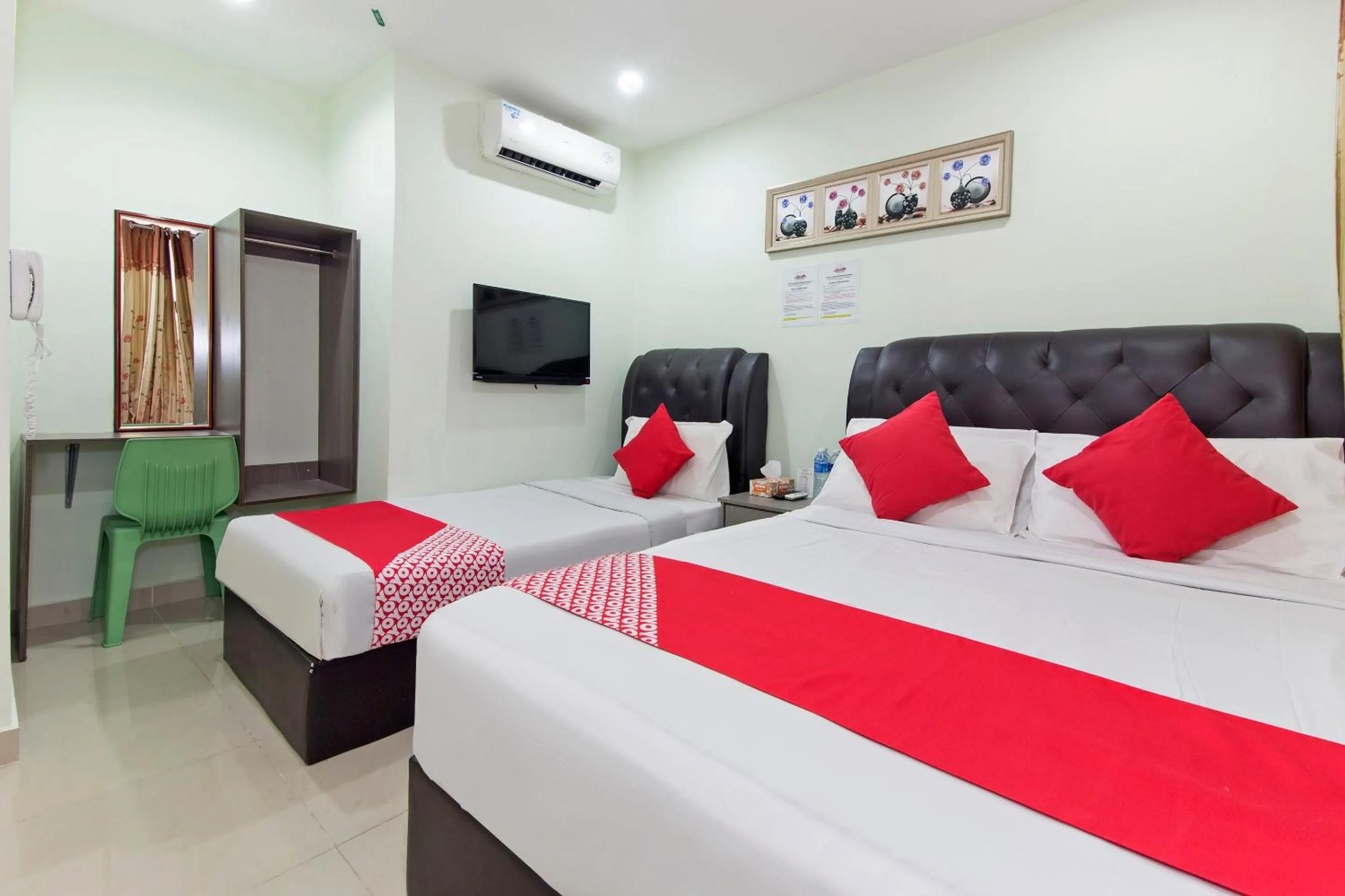 Bedroom, Bed in OYO 444 KL Empire Hotel