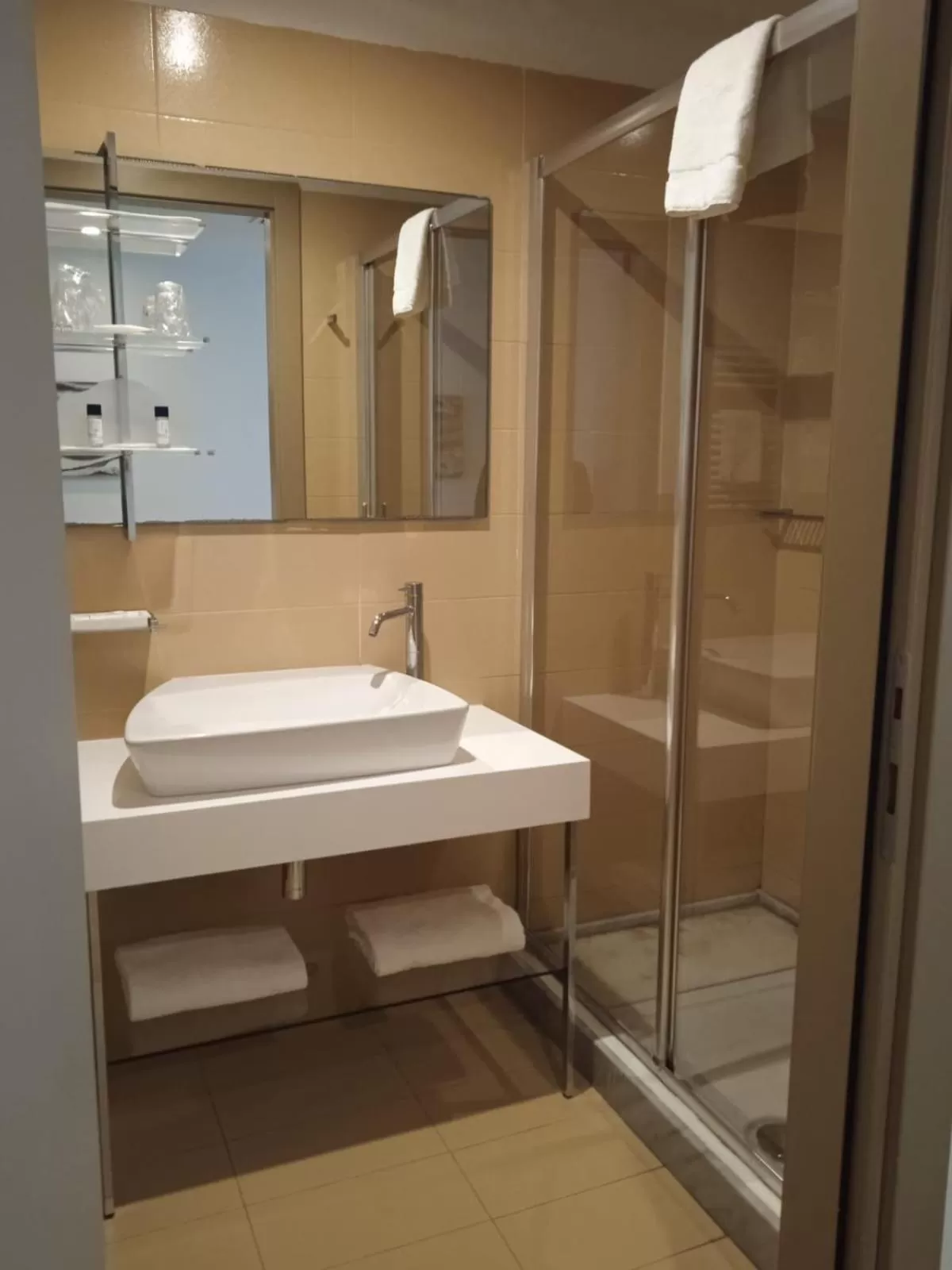 Shower in Hotel Poseidon