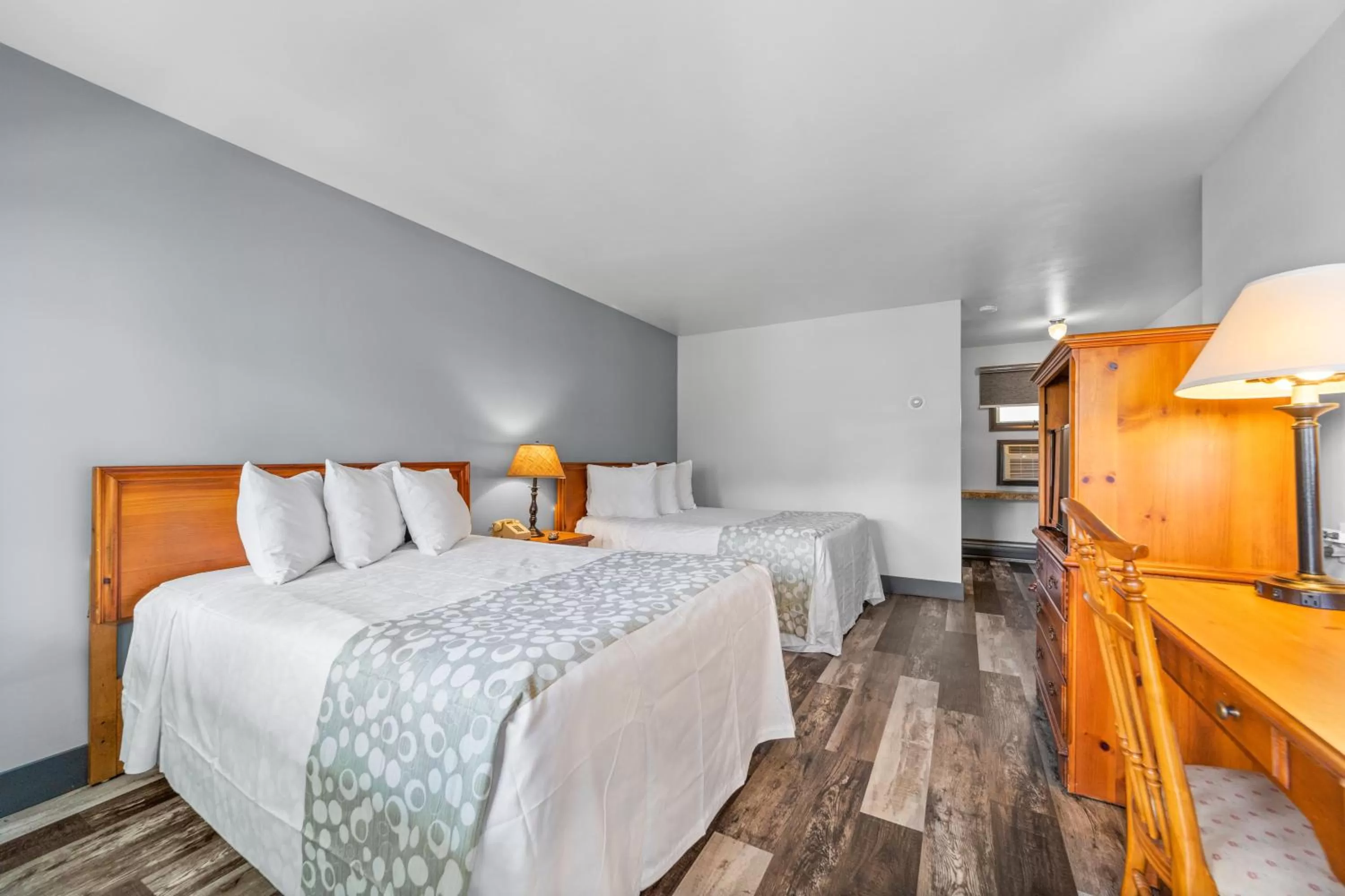 Bed in Glass House Inn Erie Near I-90 & I-79