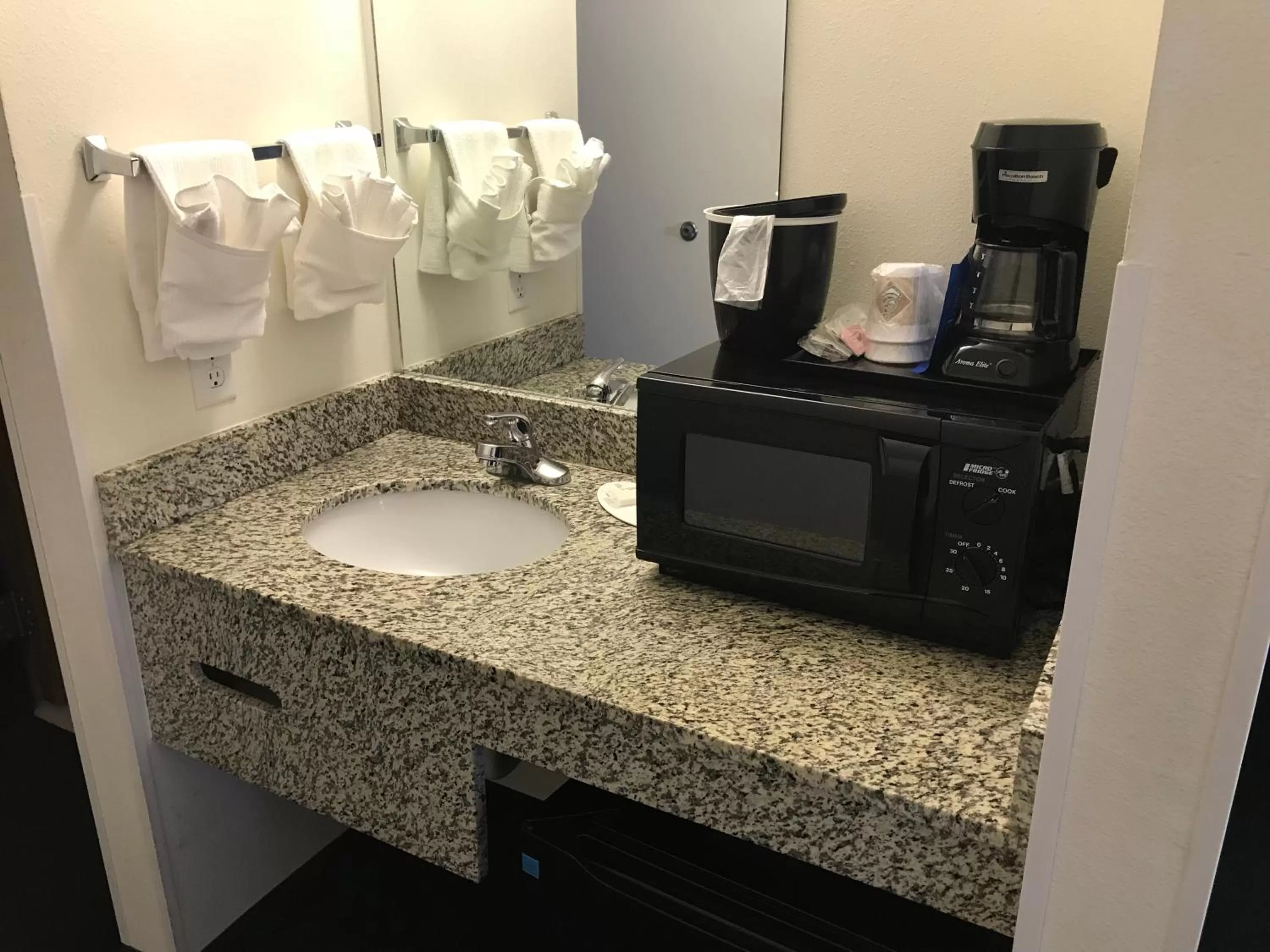 Queen Room - Non-Smoking in Baymont by Wyndham Rawlins