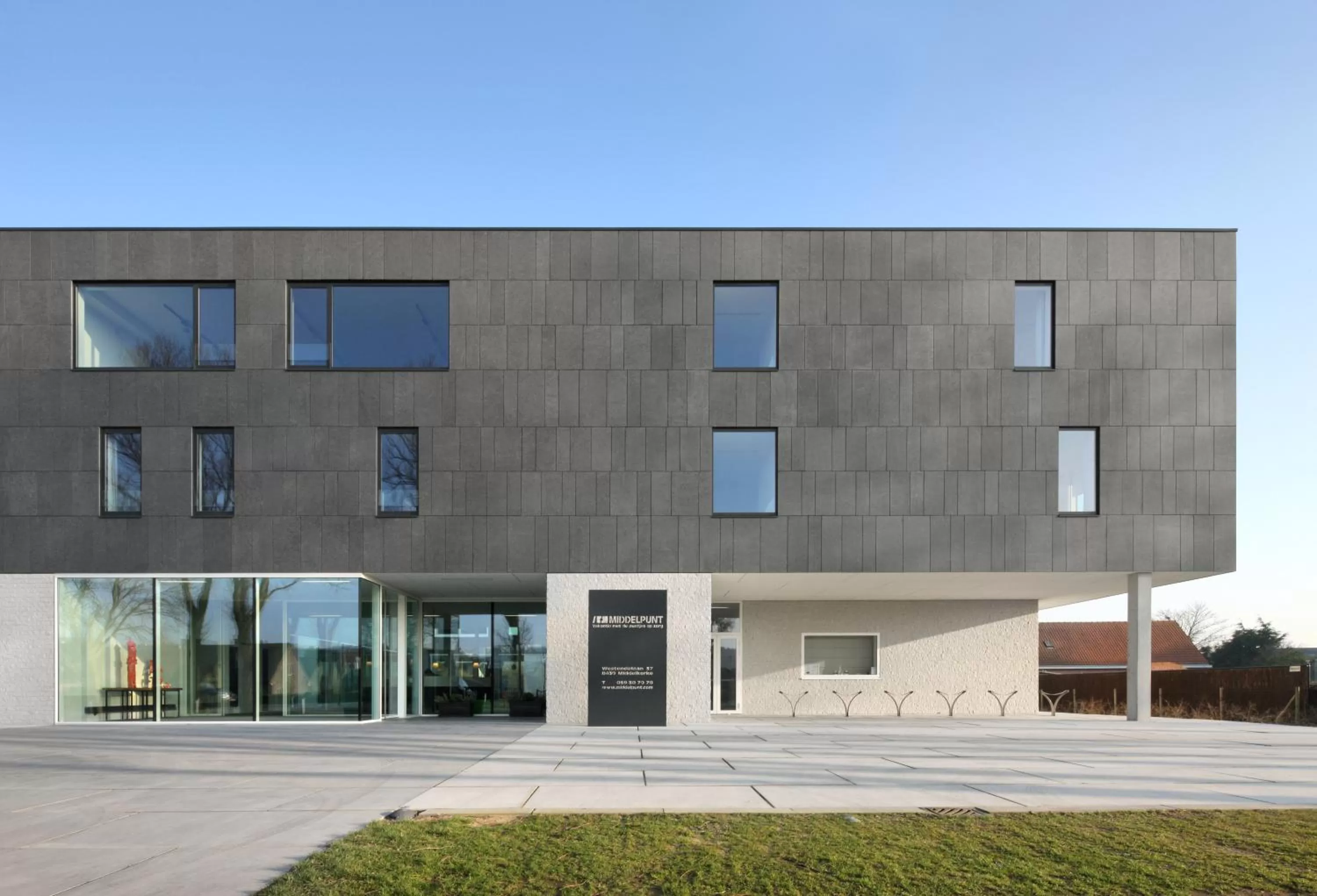 Facade/entrance in Hotel Middelpunt - Gratis Parking - Ontbijt inbegrepen! Nieuwjaarsbrunch 01 januari, op 31 december restaurant gesloten