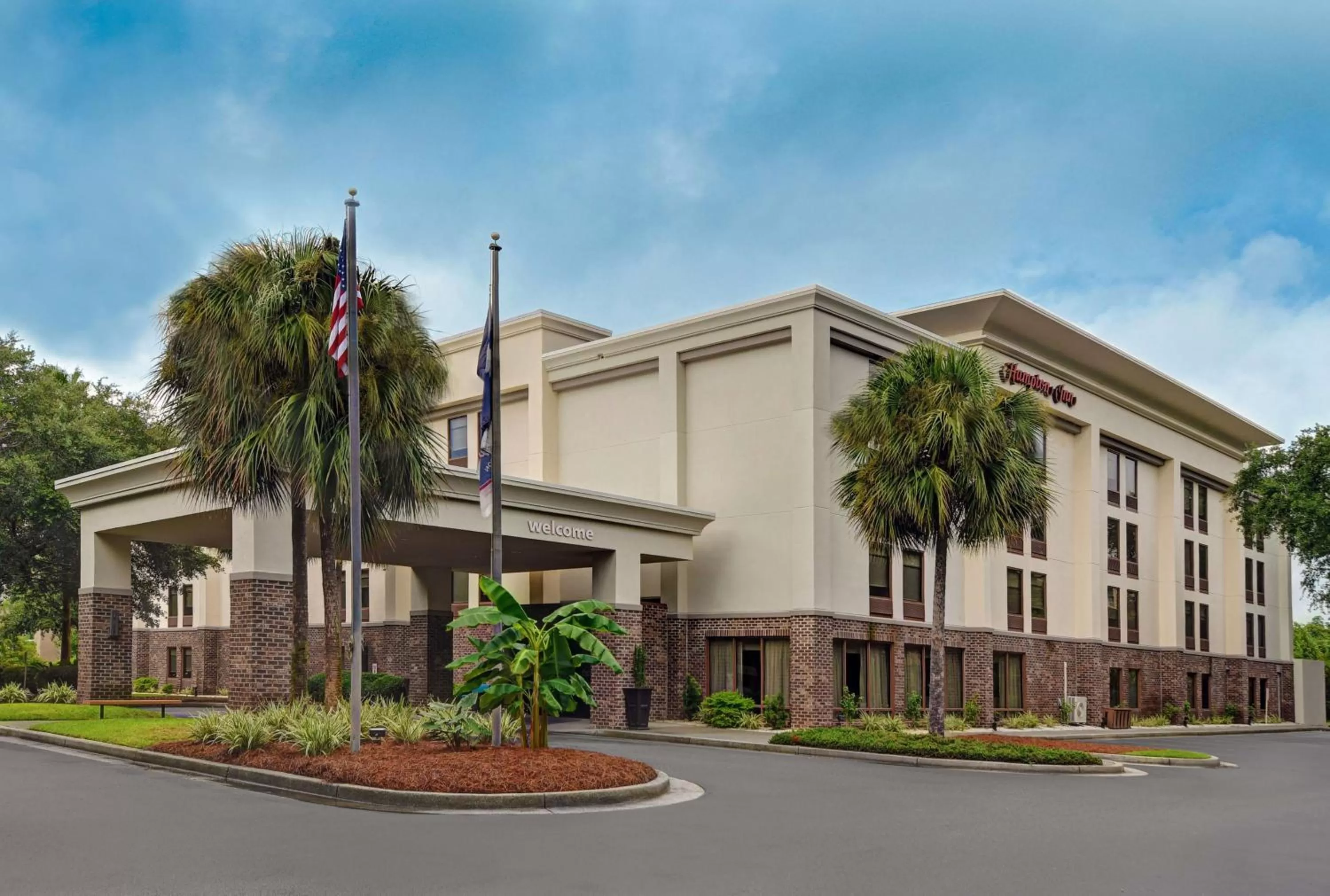 Property building in Hampton Inn Patriots Point