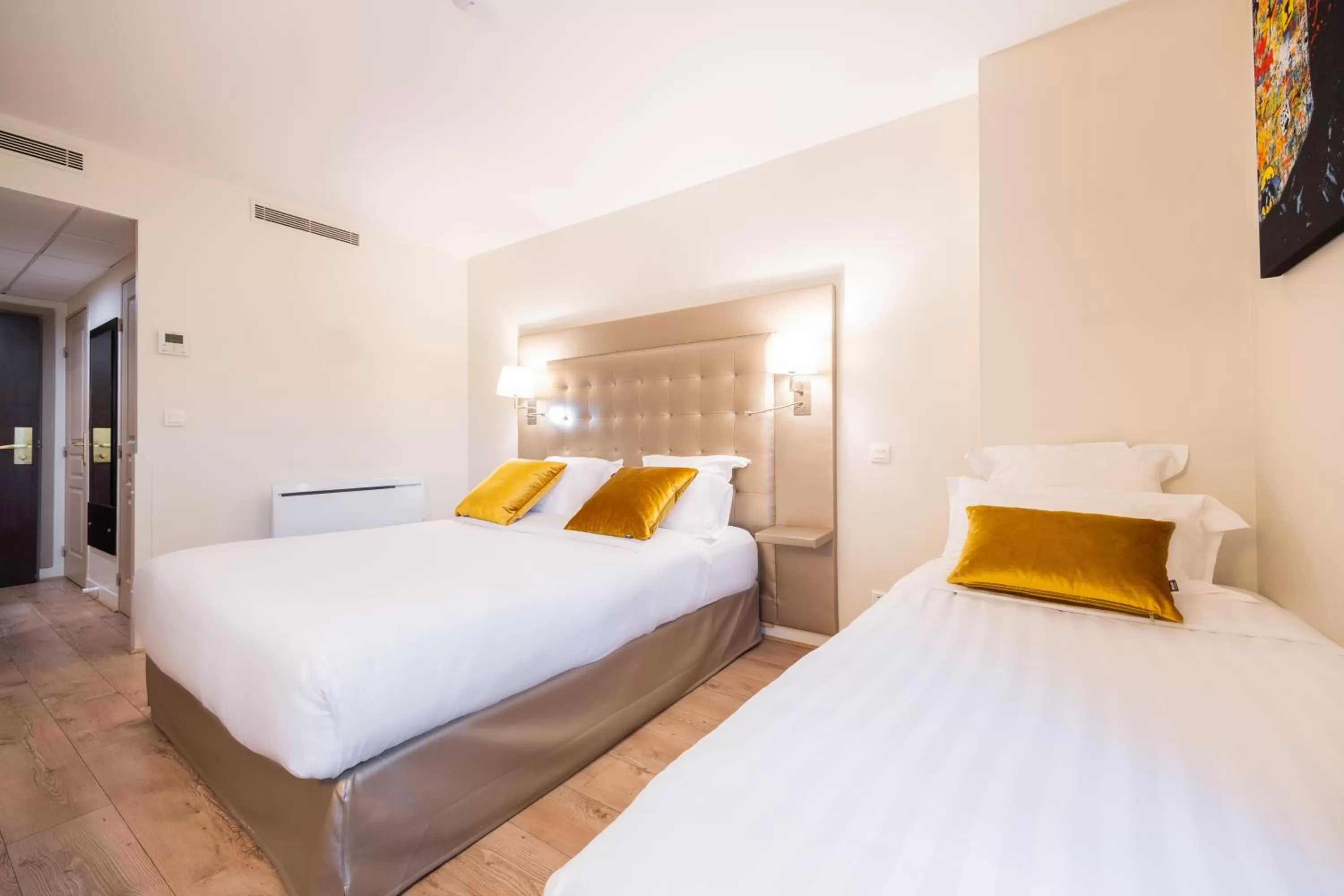 Bed in Hôtel Quality Suites Maisons-Laffitte Paris Ouest