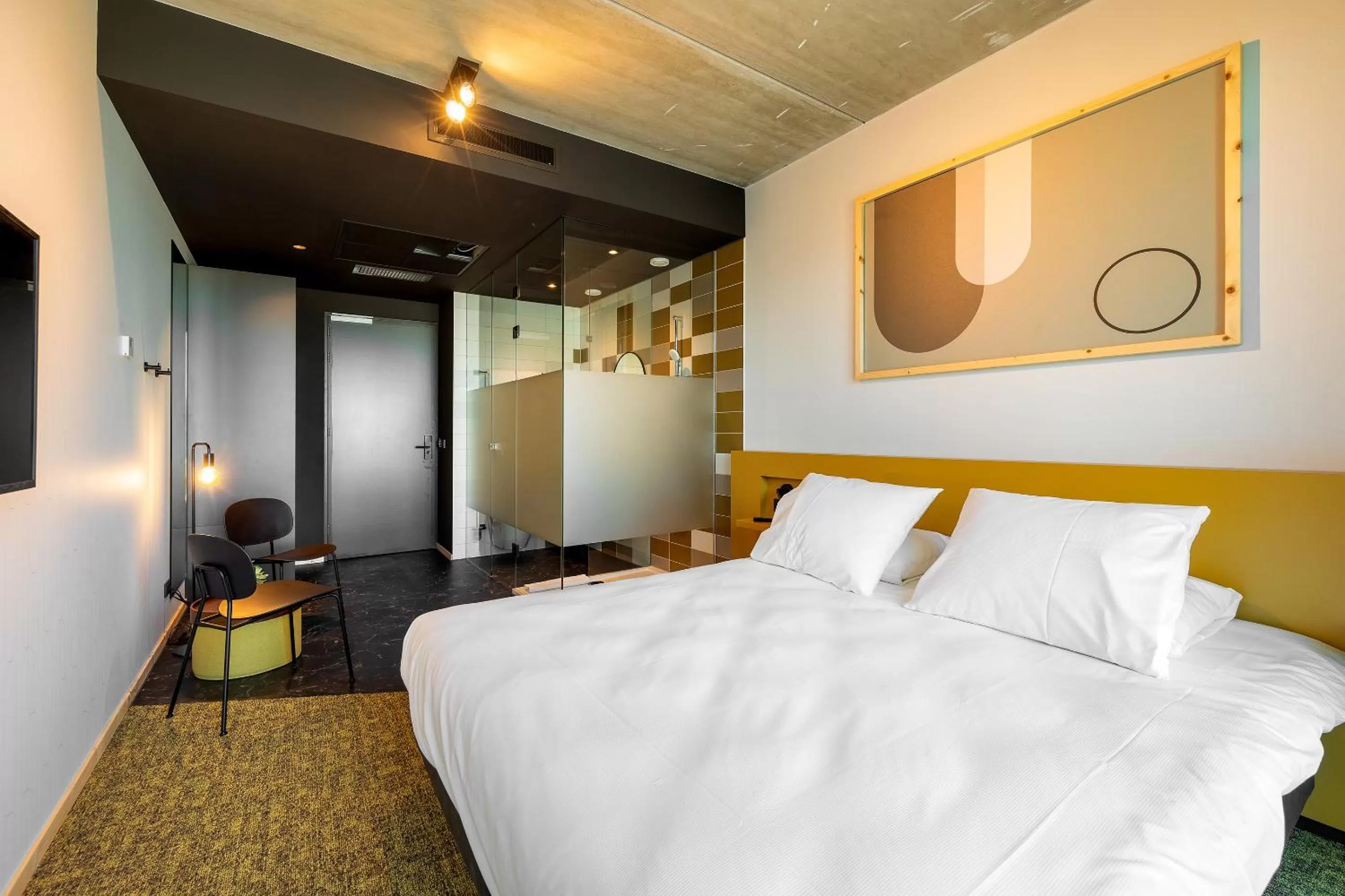 Photo of the whole room, Bed in Mr Jigs