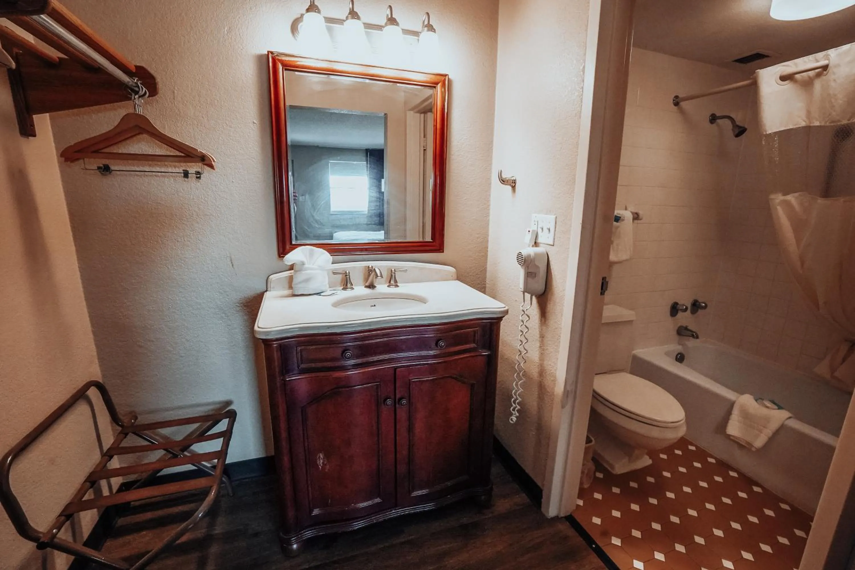 Lamplighter Inn and Suites - North