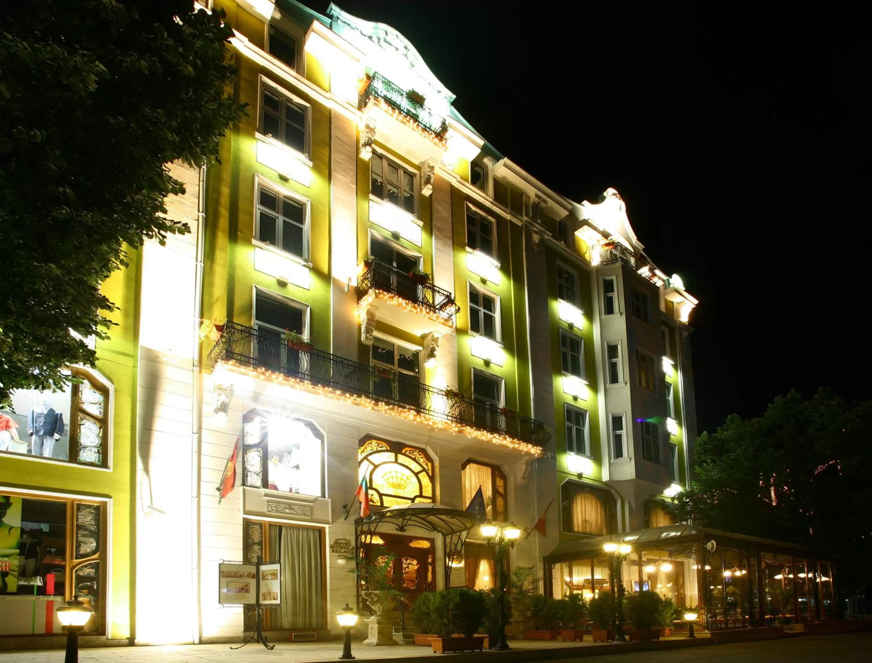 Facade/entrance in Grand Hotel London
