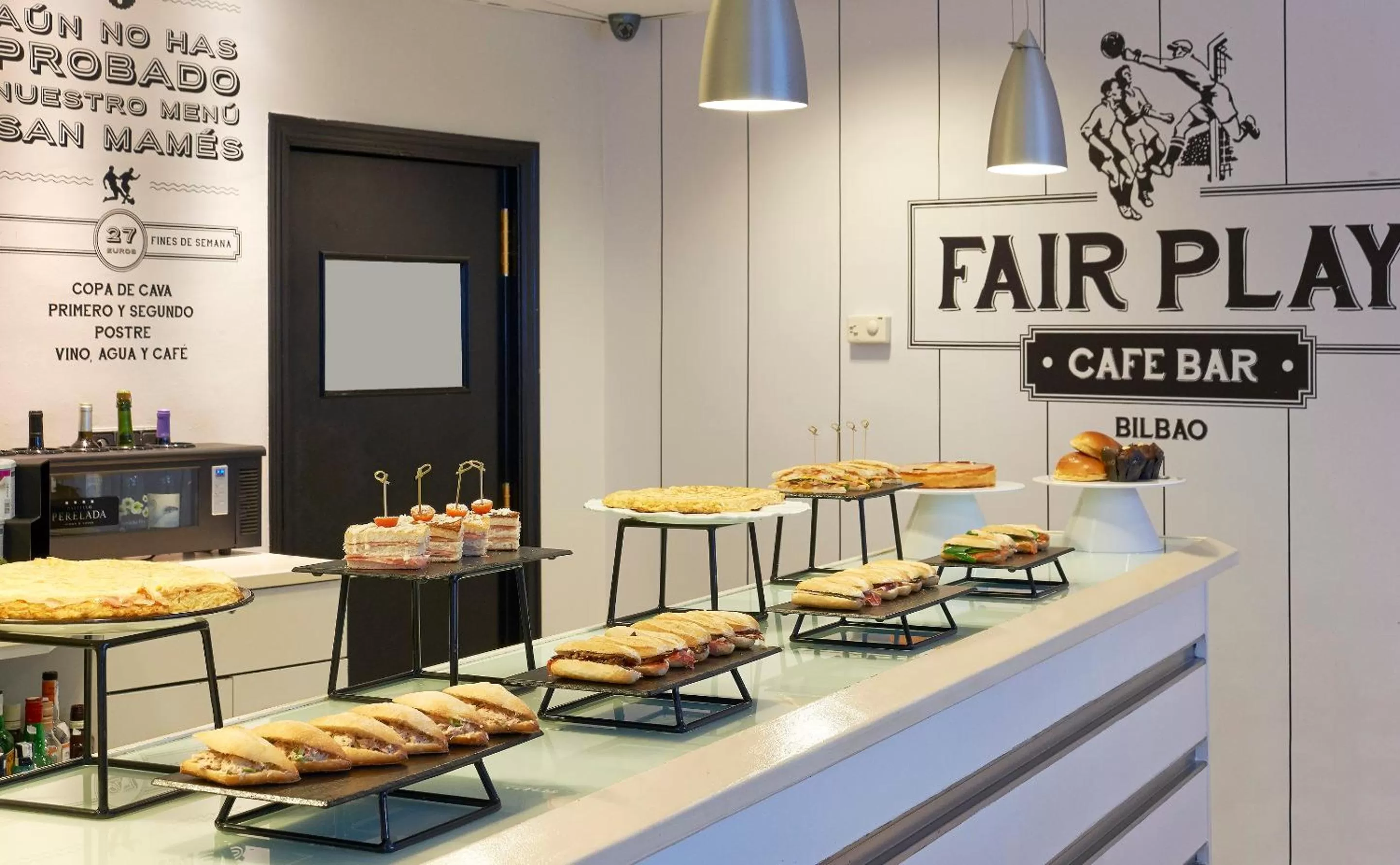 Lounge or bar in Abba Euskalduna Hotel