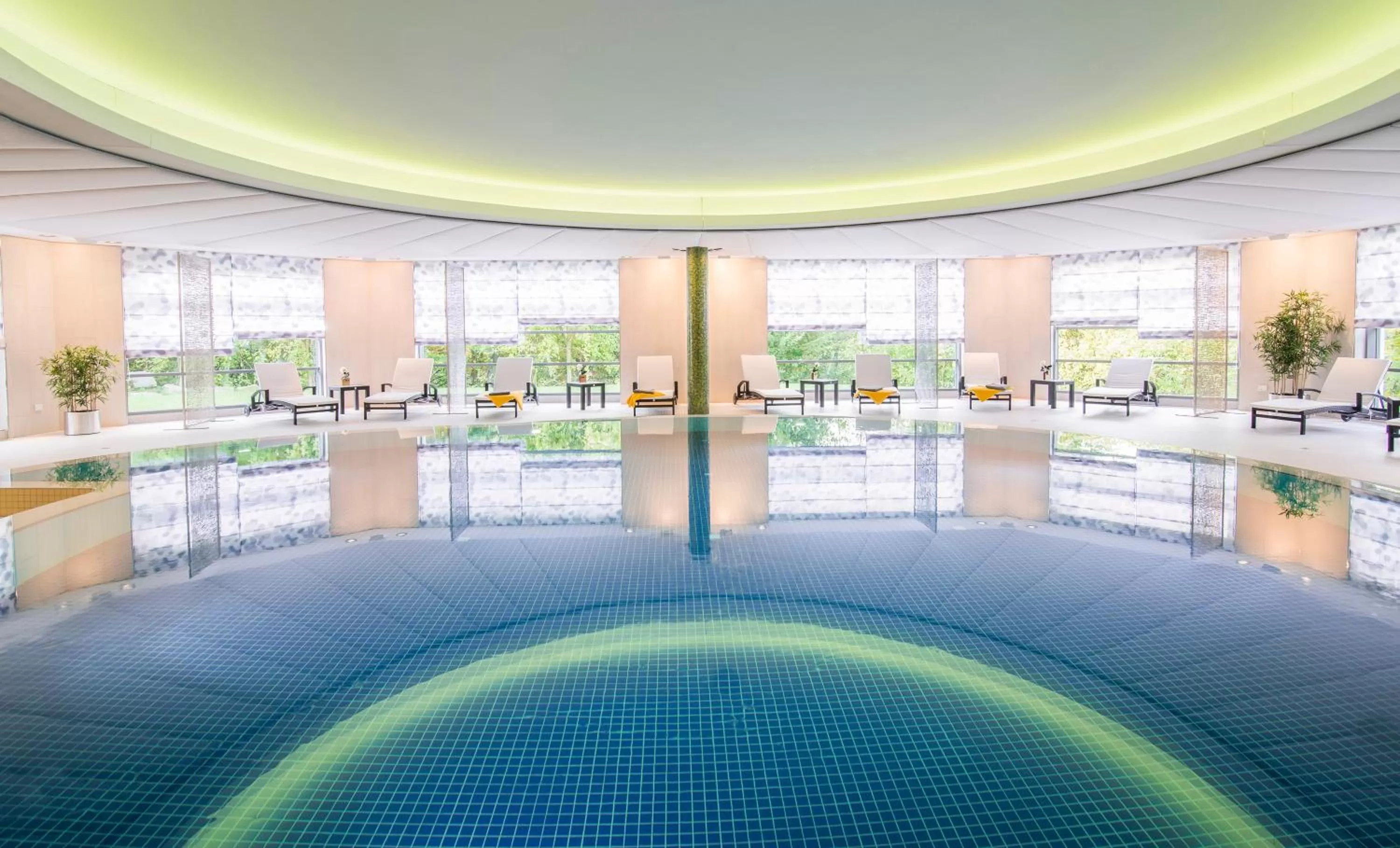 Swimming pool in Hotel VierJahreszeiten am Seilersee