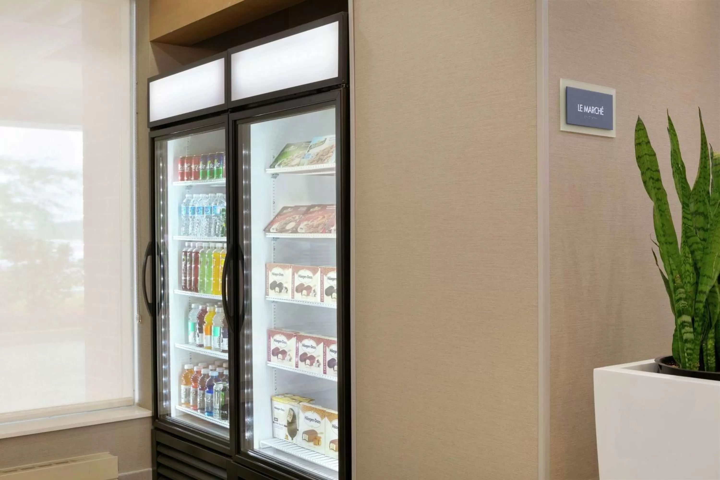 Restaurant/places to eat in Embassy Suites By Hilton Montreal Airport