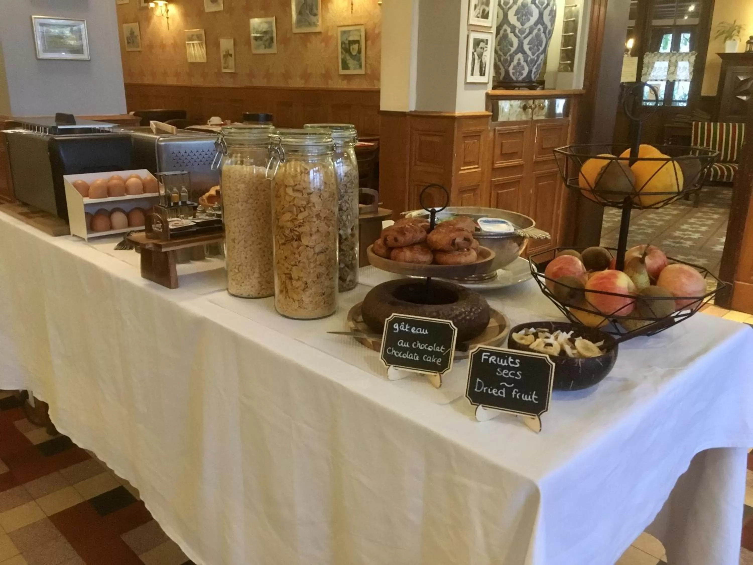 Food and drinks in Logis Hotel De France