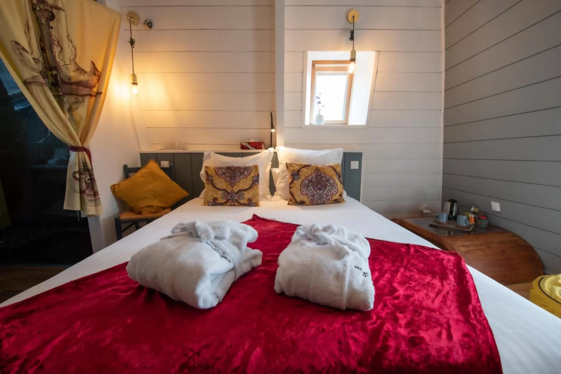 Shower, Bed in Villa Hortebise