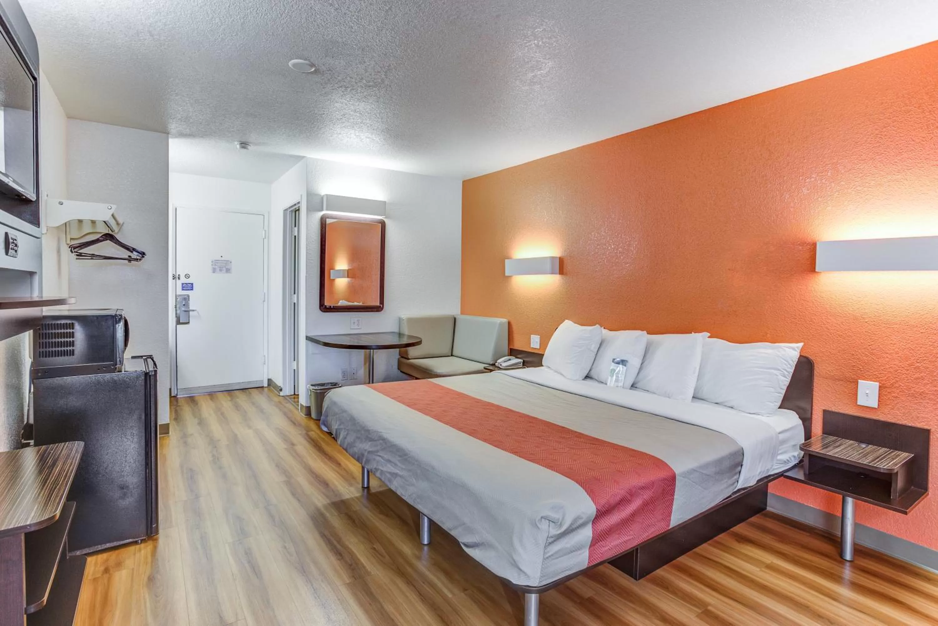 Bedroom, Bed in Motel 6-Portland, OR - Tigard West
