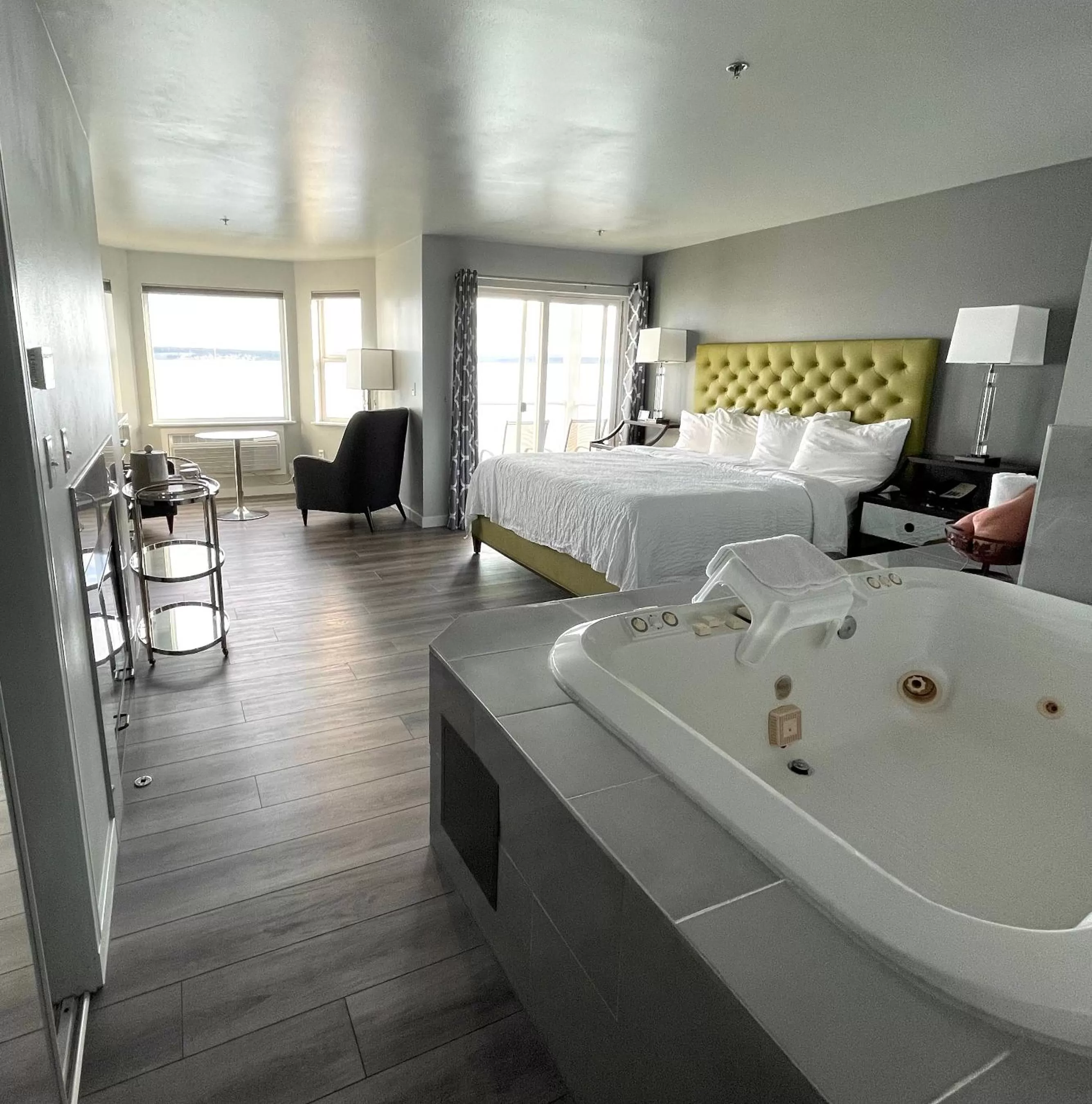 Photo of the whole room, Bed in Tides Inn & Suites