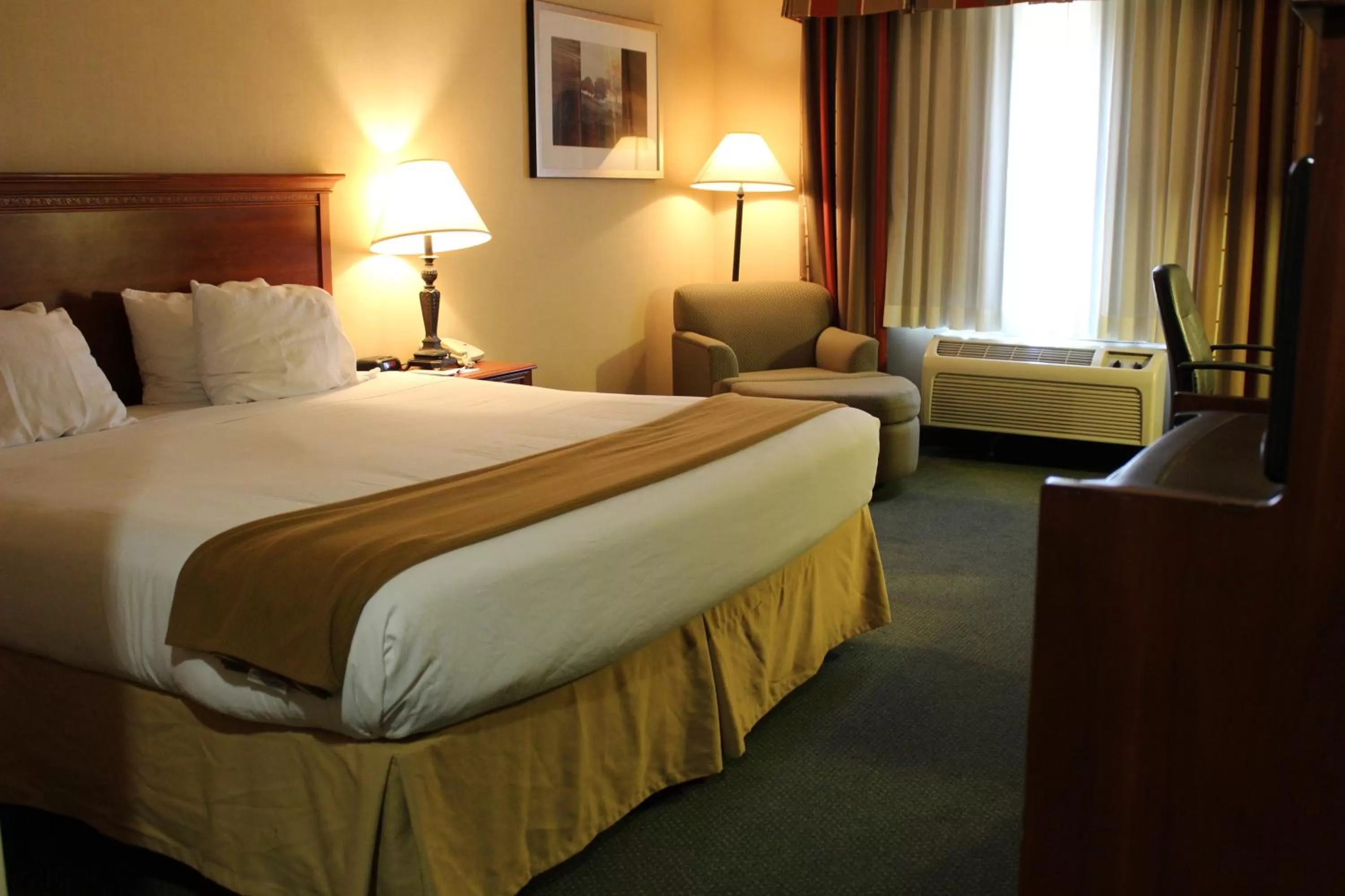 Bed in Holiday Inn Express Tehachapi by IHG