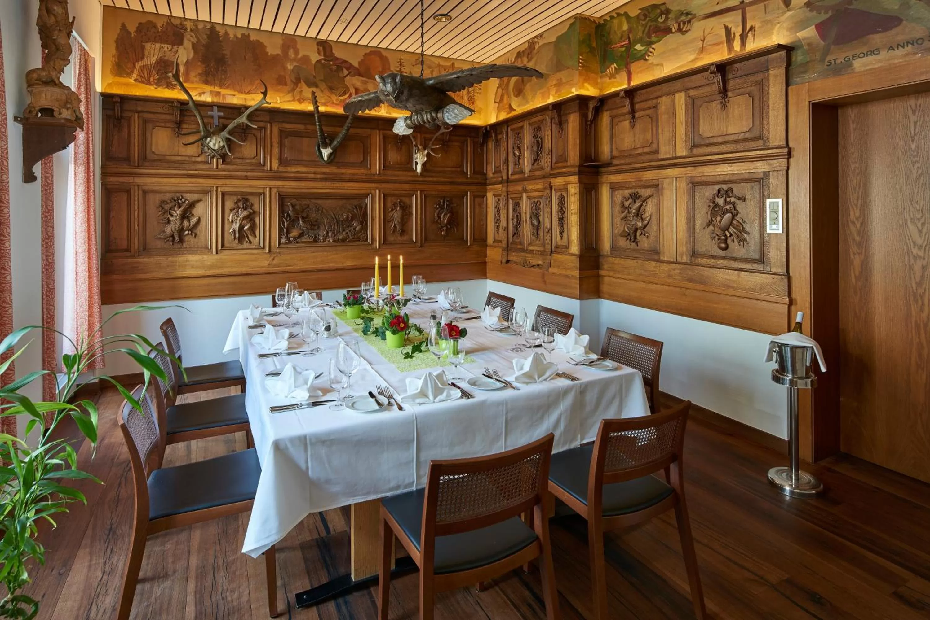 Restaurant/places to eat in Hotel Ambassador