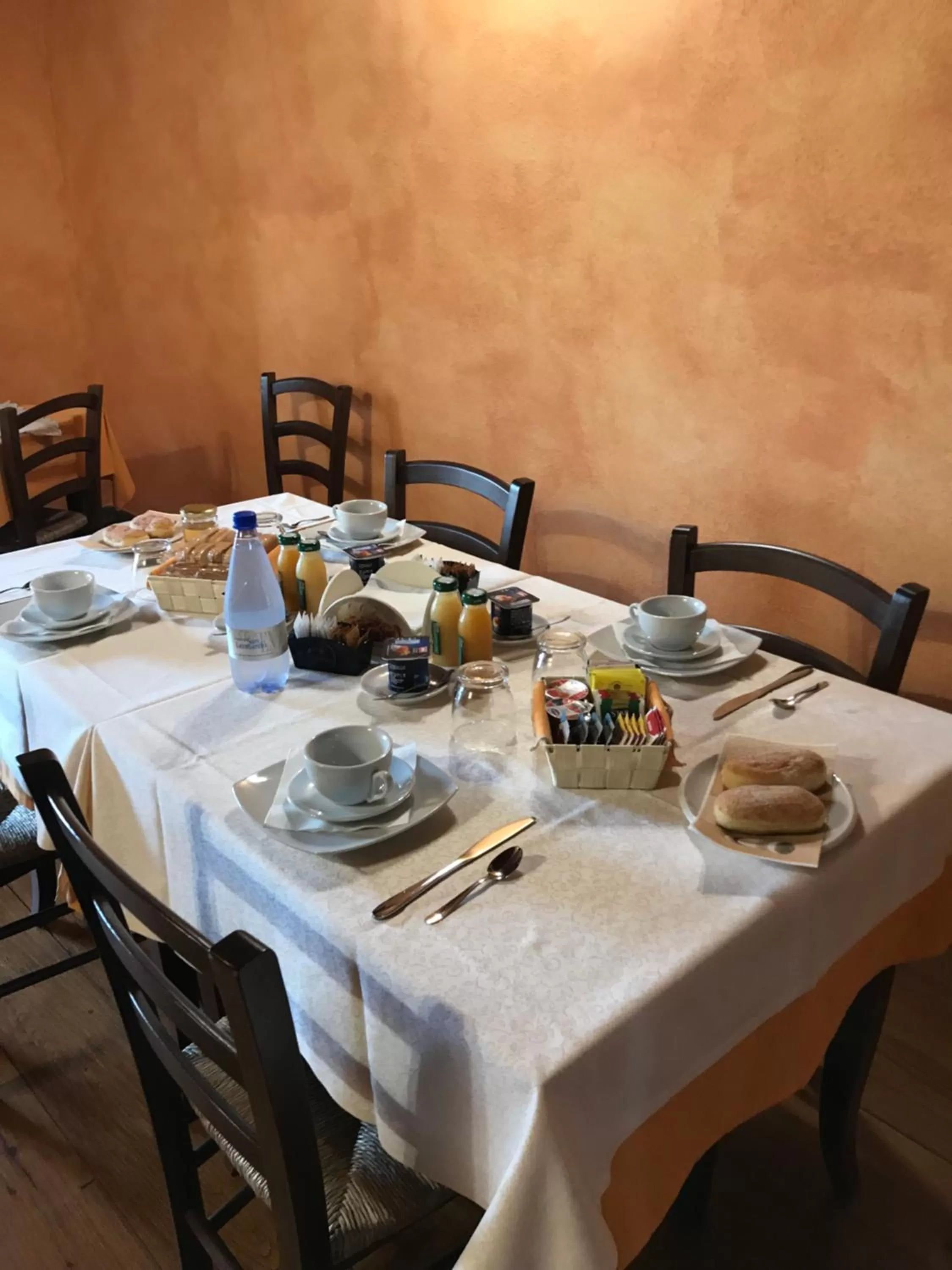 Italian breakfast in B&B Linu Ruiu