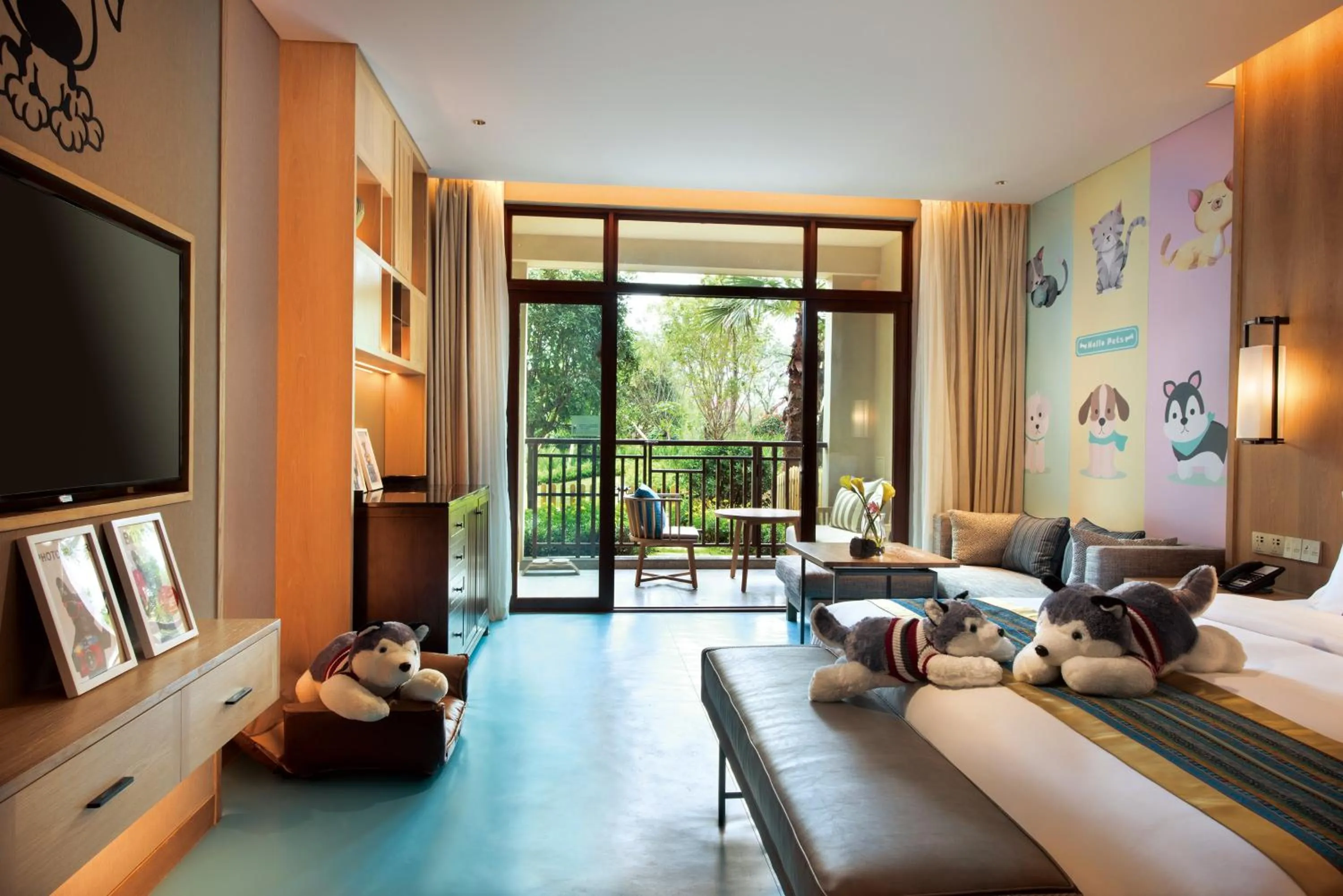 Photo of the whole room, Bed in Crowne Plaza - Kunming Ancient Dian Town by IHG