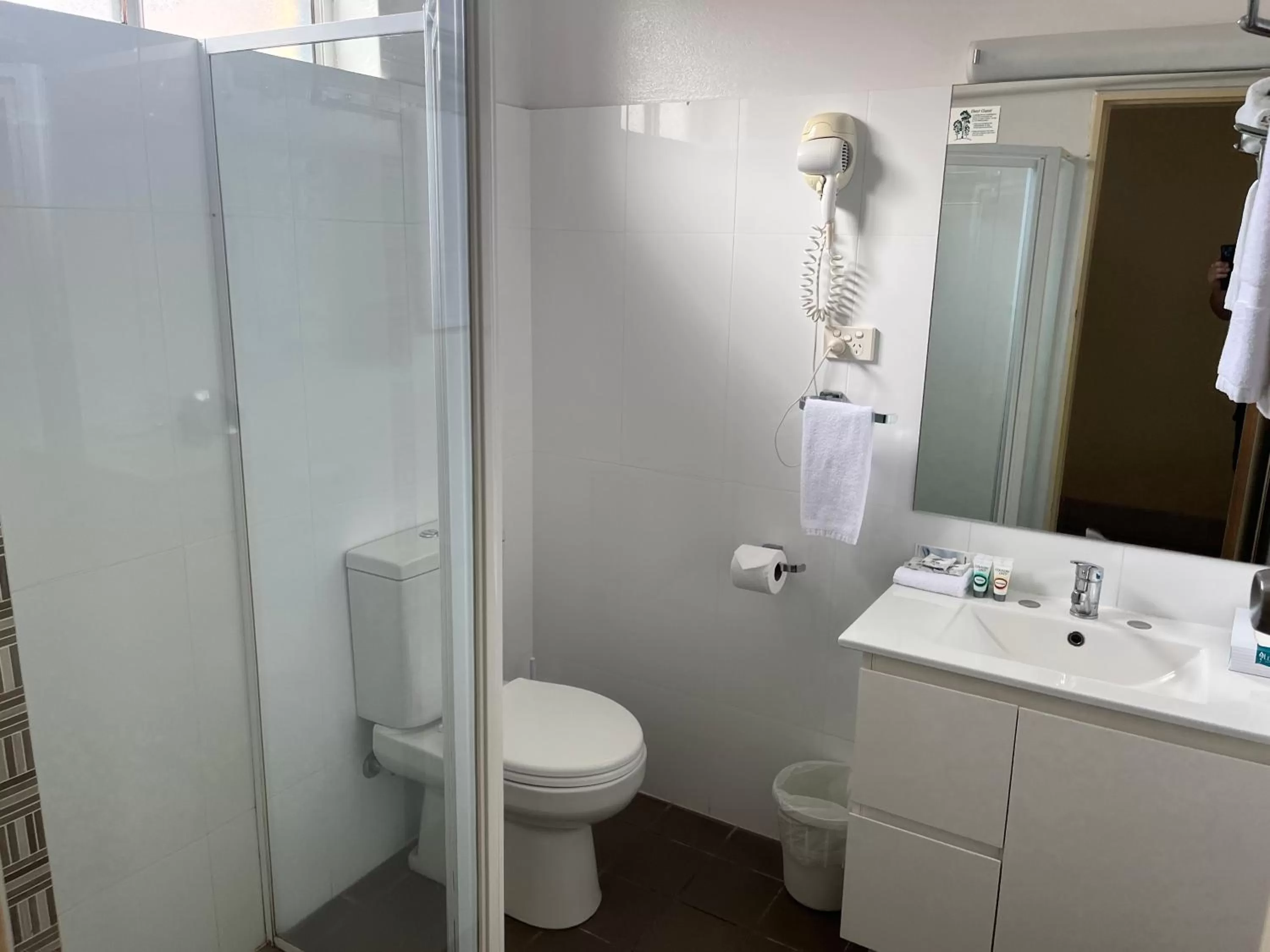 Shower in Chelsea Motor Inn