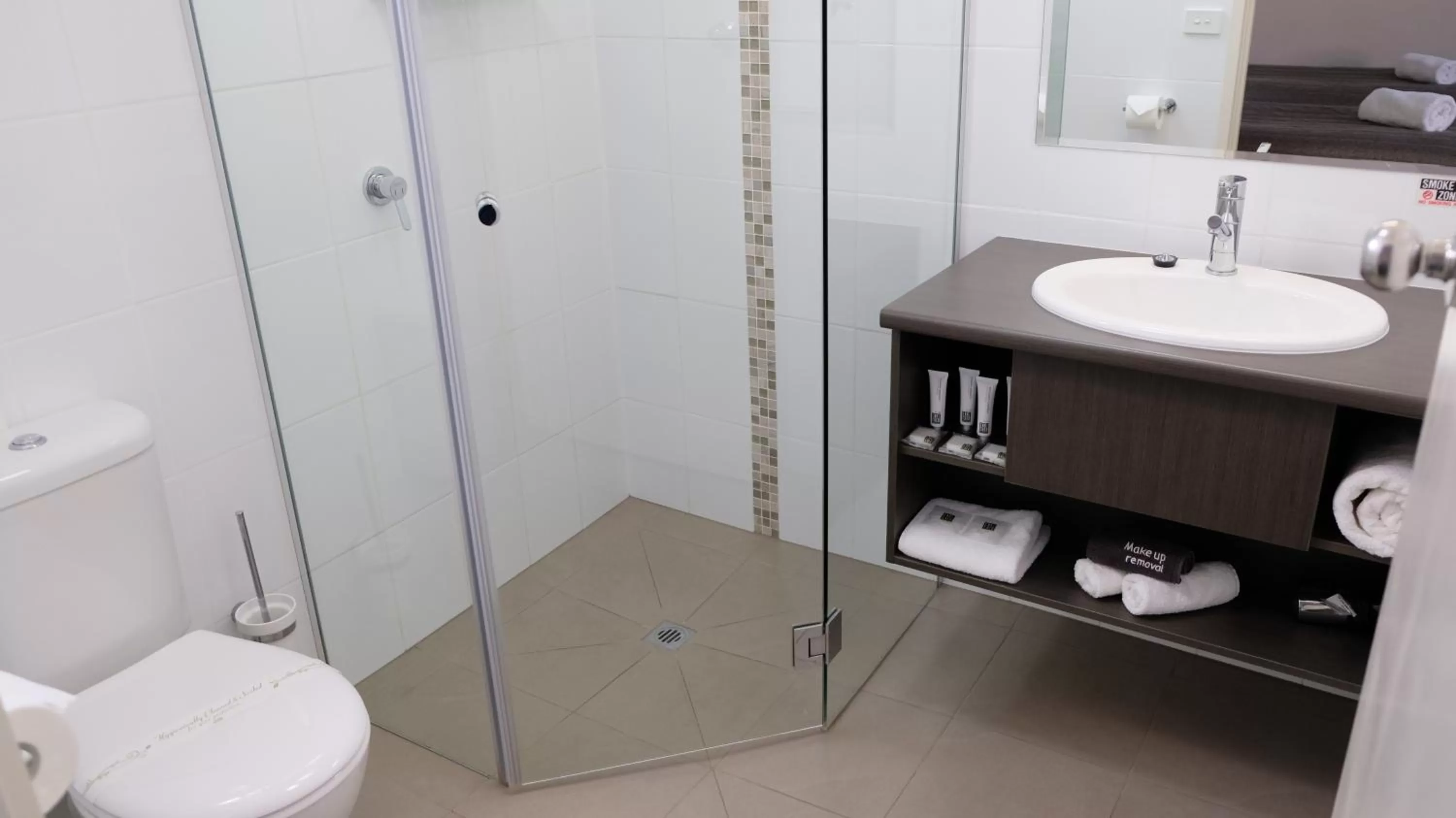 Shower in Loddon River Motel Kerang