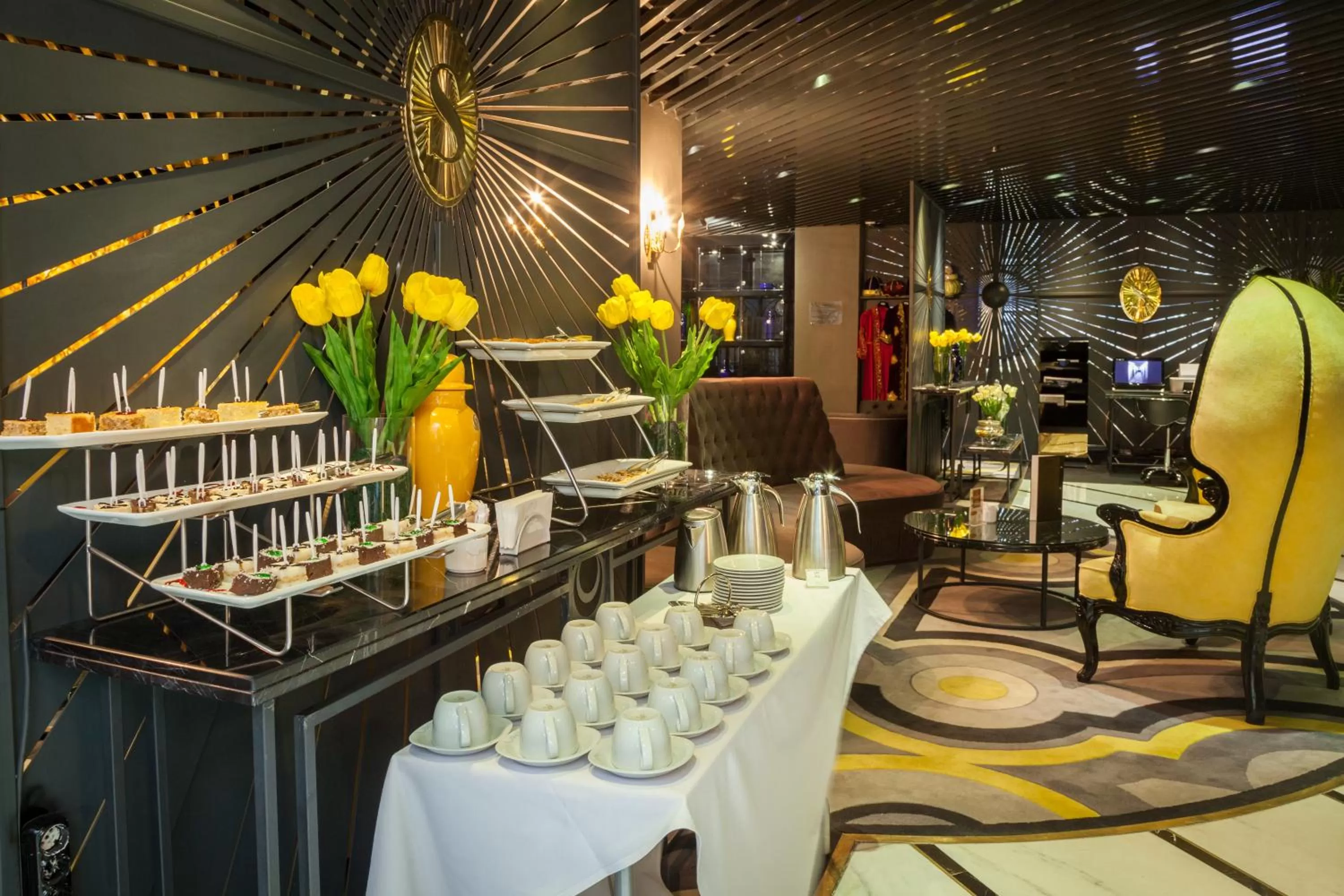 Restaurant/places to eat in Sura Design Hotel & Suites