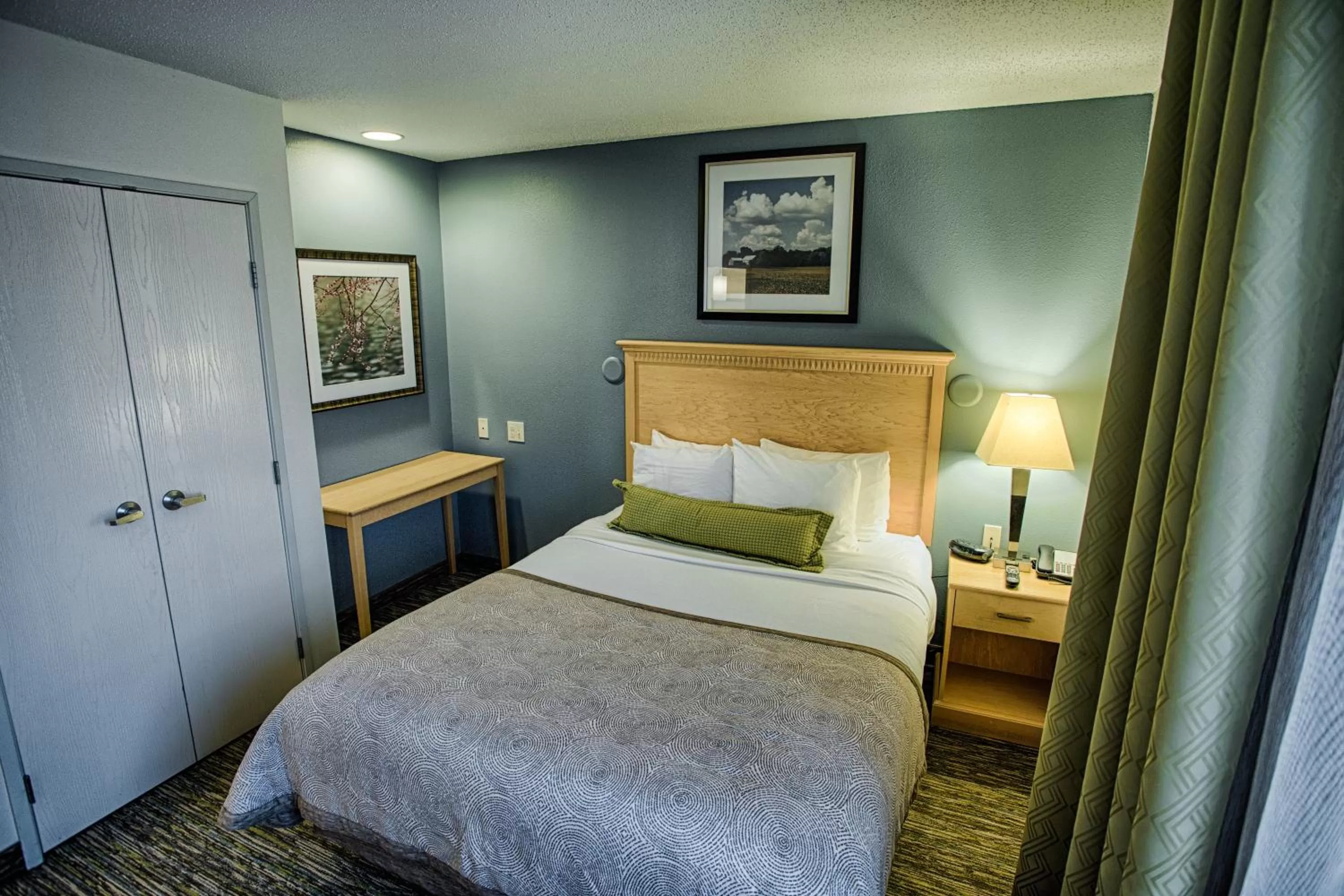 Photo of the whole room, Bed in Candlewood Suites Fargo-North Dakota State University by IHG