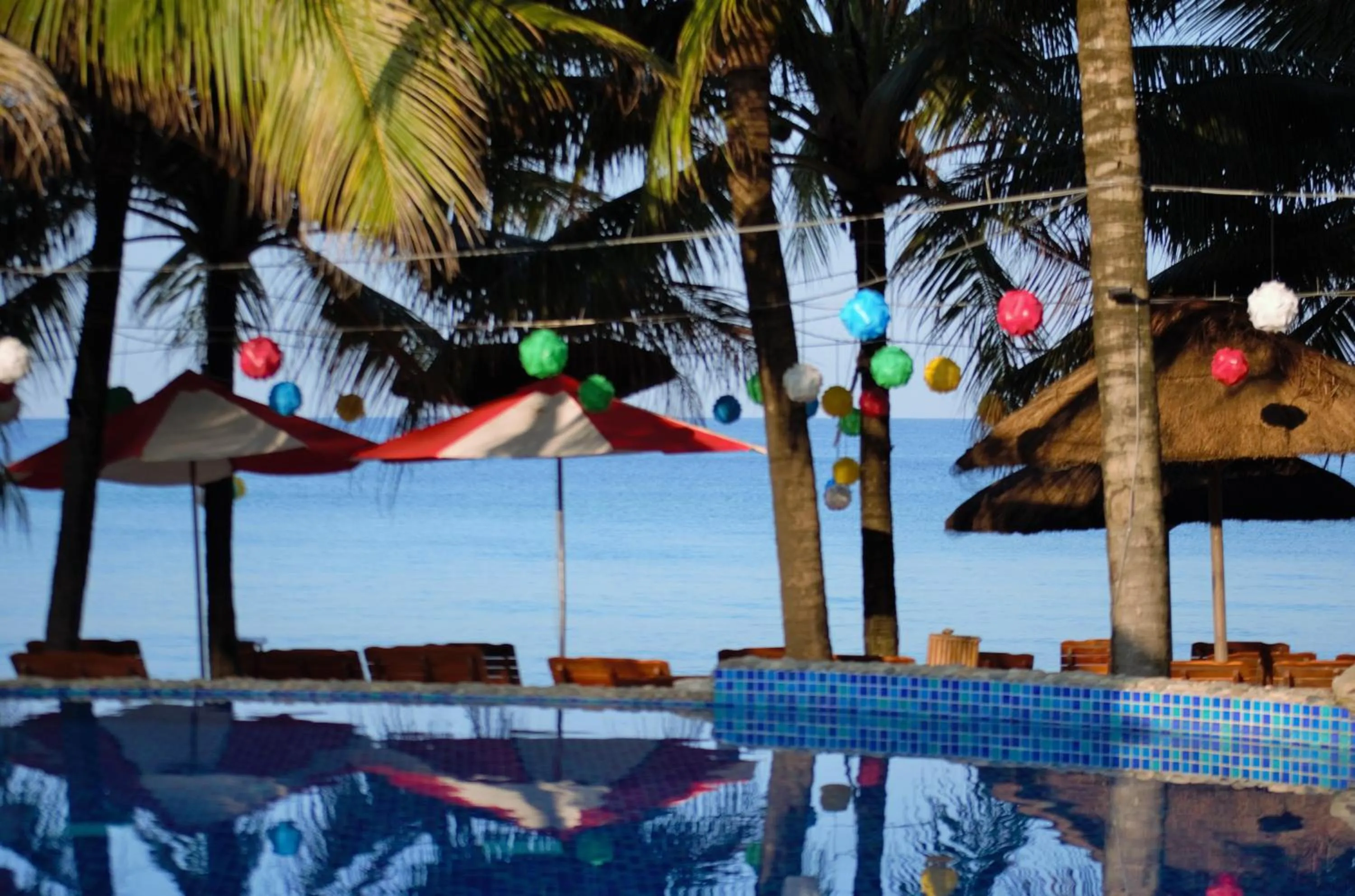 Swimming pool in Coral Bay Resort