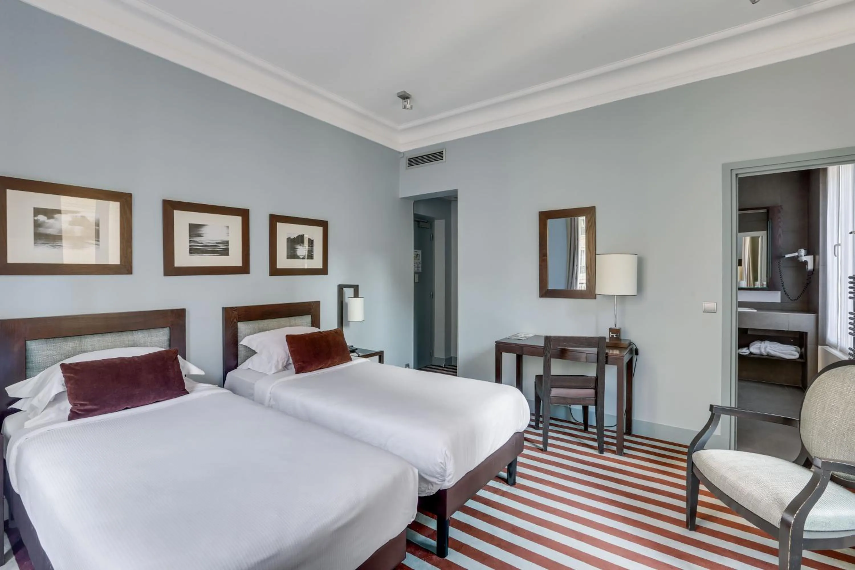 Photo of the whole room, Bed in Hotel Duret Paris Champs Elysées