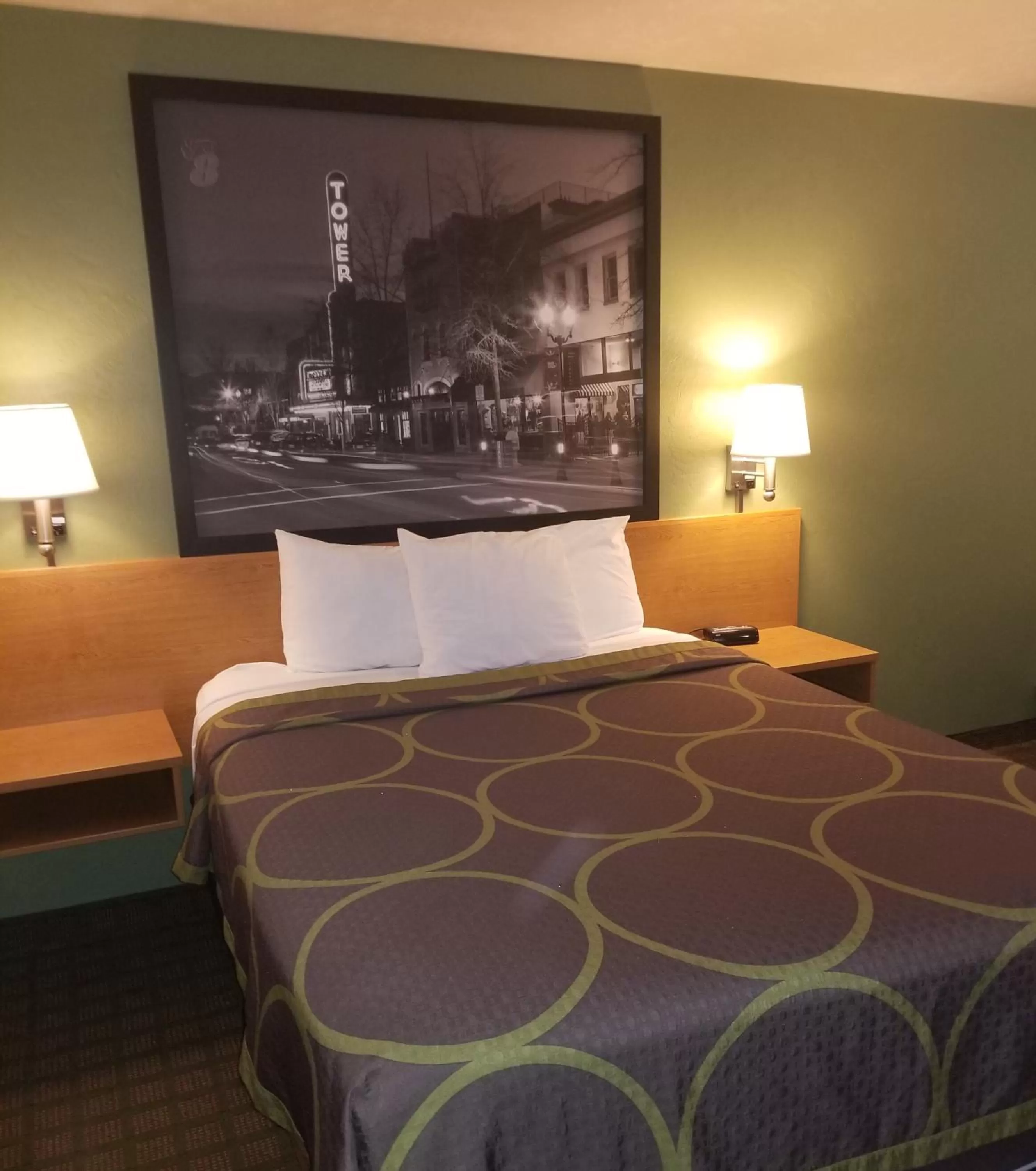 Bedroom, Bed in Super 8 by Wyndham Redmond