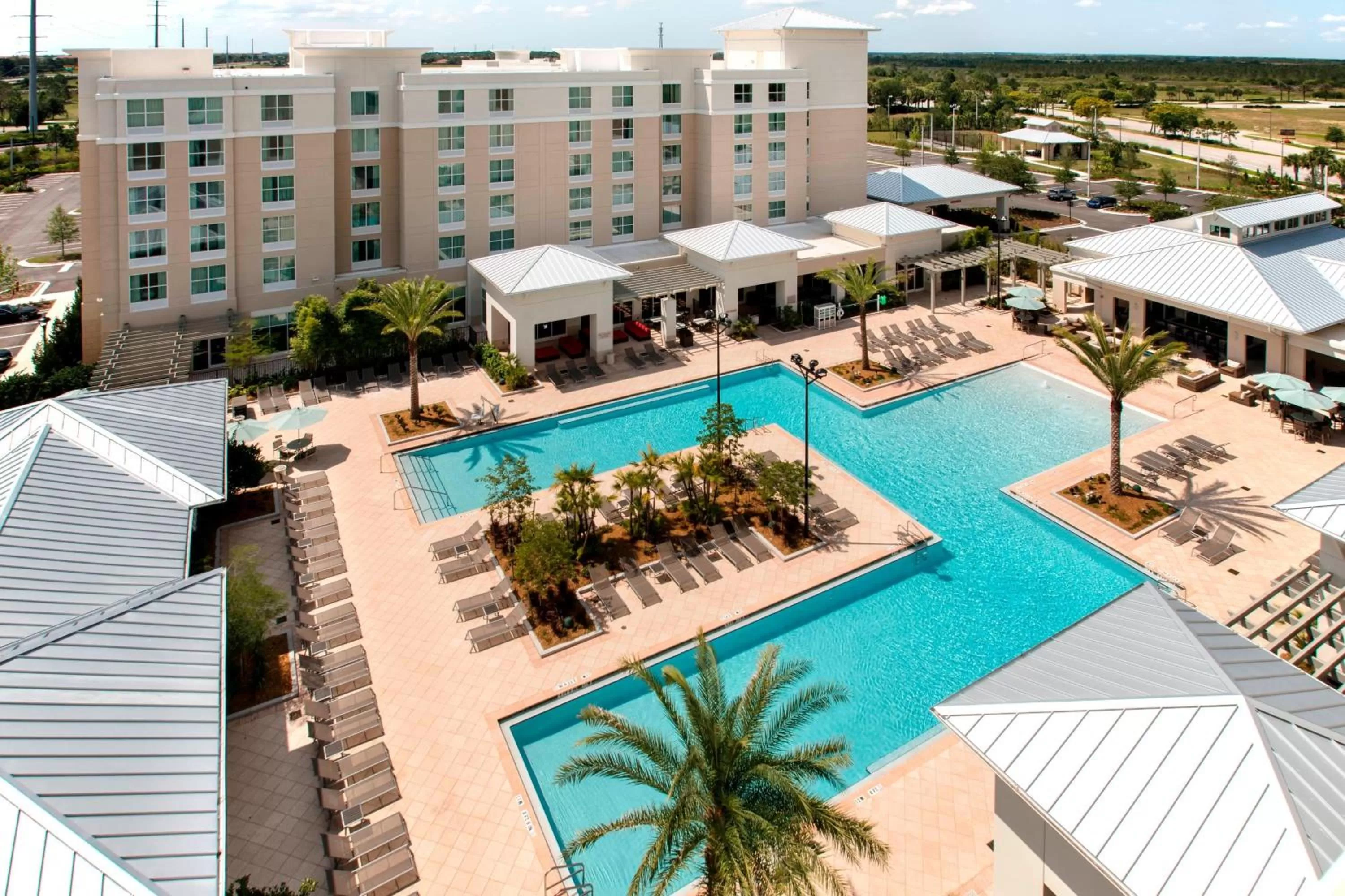 Swimming pool in TownePlace Suites Orlando at FLAMINGO CROSSINGS Town Center, Western Entrance