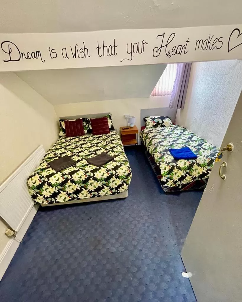 Photo of the whole room, Bed in Hayward Hotel