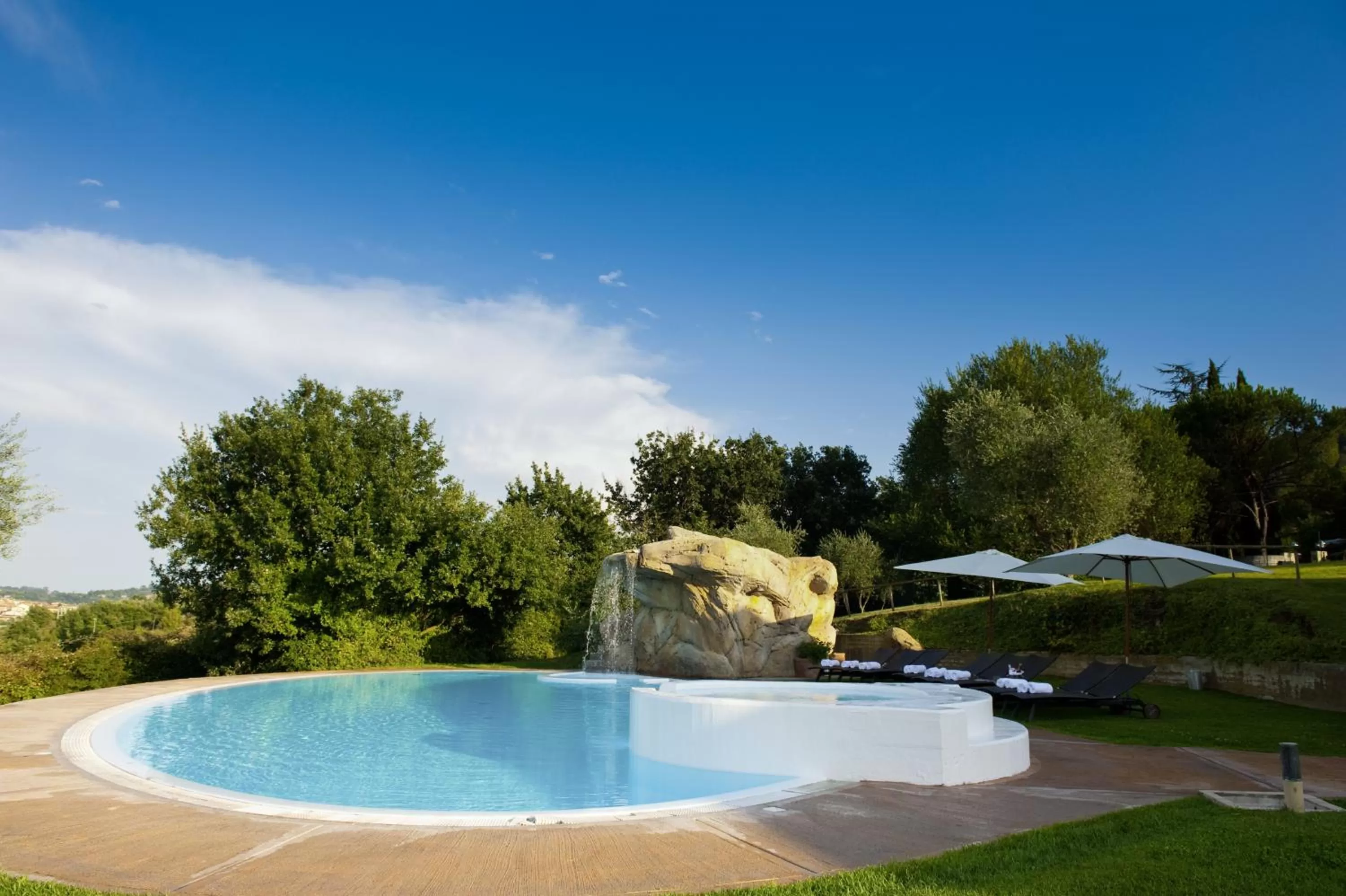Swimming pool in La Meridiana Bleisure Hotel