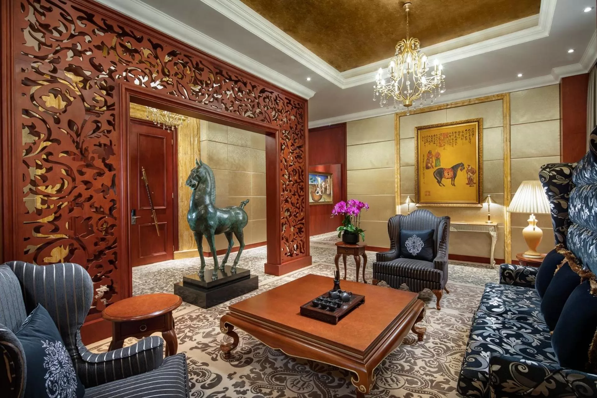 Living room in Crowne Plaza Shenzhen Futian, Near to Shenzhen Convention&Exhibition Centre, Shenzhen Stock Exchange and Shenzhen Civic Center, Outdoor Heated Pool