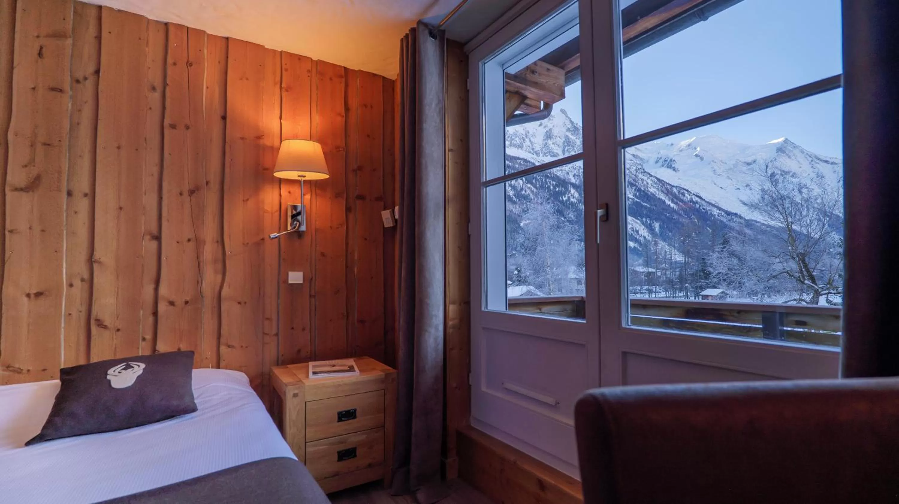 Mountain view, Bed in Hôtel Le Labrador